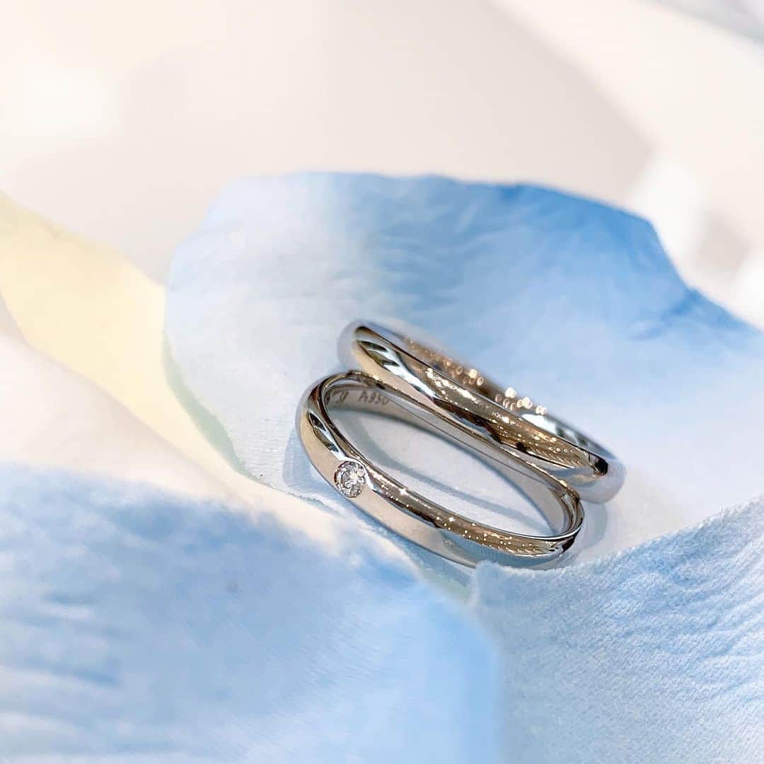 JKプラネット銀座.表参道.福岡|結婚指輪セレクトショップさんのインスタグラム写真 - (JKプラネット銀座.表参道.福岡|結婚指輪セレクトショップInstagram)「💍 @jkplanet.jewelry  CITIZEN【Something Blue ~Aither~】 リング素材は高純度のプラチナ950製。 エクセレントカットハート&キューピッド〈H＆C〉のダイヤモンドの眩い輝きが天使の祝福のようにお二人の幸せを見守ります🕊 《Hopeful ホープフル ~希望に満ちた光~》 シンプルだからこそ際立つH&Cダイヤモンドの美しさ✨ リングにしっかりと厚みを持たせることで高級感を演出。 甲丸の丸みに沿うようにたっぷりとった内甲丸仕上げにより、最上級の滑らかな着け心地を実現しました🕊 . ⇩JKPlanet  SHOP LIST⇩ 銀座本店・表参道店・横浜元町店・福岡天神店・熊本上通店・宮崎橘通り店・鹿児島天文館店 . #JKPlanet #JKプラネット #結婚指輪のセレクトショップ #銀座結婚指輪 #表参道結婚指輪 #原宿結婚指輪 #横浜結婚指輪 #熊本結婚指輪 #宮崎結婚指輪 #鹿児島結婚指輪 #SomethingBlue #サムシングブルー #サムシングブルーアイテール #シチズン結婚指輪 #CITIZEN結婚指輪 #ブライダルリング #マリッジリング #婚約指輪 #結婚指輪 #結婚指輪探し #結婚指輪選び #指輪探し #プロポーズ #リング #プレ花嫁 #日本中のプレ花嫁さんと繋がりたい #weddingring」6月24日 17時32分 - jkplanet.jewelry