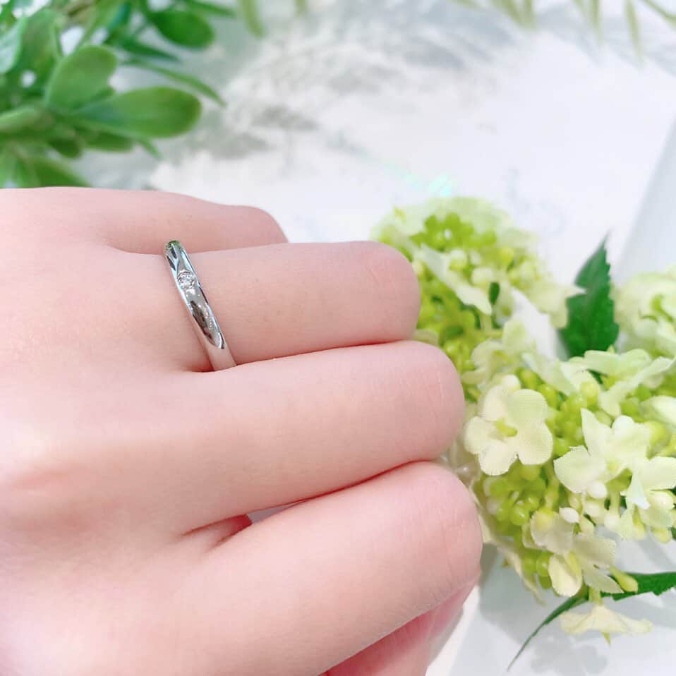JKプラネット銀座.表参道.福岡|結婚指輪セレクトショップさんのインスタグラム写真 - (JKプラネット銀座.表参道.福岡|結婚指輪セレクトショップInstagram)「💍 @jkplanet.jewelry  CITIZEN【Something Blue ~Aither~】 リング素材は高純度のプラチナ950製。 エクセレントカットハート&キューピッド〈H＆C〉のダイヤモンドの眩い輝きが天使の祝福のようにお二人の幸せを見守ります🕊 《Hopeful ホープフル ~希望に満ちた光~》 シンプルだからこそ際立つH&Cダイヤモンドの美しさ✨ リングにしっかりと厚みを持たせることで高級感を演出。 甲丸の丸みに沿うようにたっぷりとった内甲丸仕上げにより、最上級の滑らかな着け心地を実現しました🕊 . ⇩JKPlanet  SHOP LIST⇩ 銀座本店・表参道店・横浜元町店・福岡天神店・熊本上通店・宮崎橘通り店・鹿児島天文館店 . #JKPlanet #JKプラネット #結婚指輪のセレクトショップ #銀座結婚指輪 #表参道結婚指輪 #原宿結婚指輪 #横浜結婚指輪 #熊本結婚指輪 #宮崎結婚指輪 #鹿児島結婚指輪 #SomethingBlue #サムシングブルー #サムシングブルーアイテール #シチズン結婚指輪 #CITIZEN結婚指輪 #ブライダルリング #マリッジリング #婚約指輪 #結婚指輪 #結婚指輪探し #結婚指輪選び #指輪探し #プロポーズ #リング #プレ花嫁 #日本中のプレ花嫁さんと繋がりたい #weddingring」6月24日 17時32分 - jkplanet.jewelry