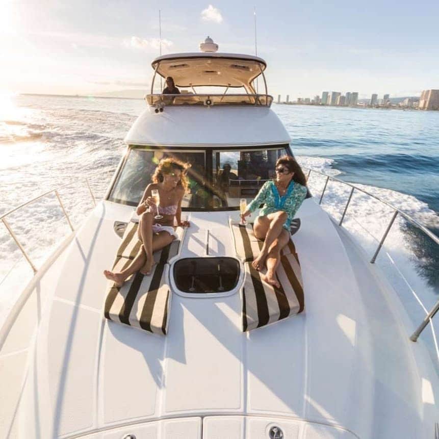 Luxury Cruise by Captain Bruceさんのインスタグラム写真 - (Luxury Cruise by Captain BruceInstagram)「海の上で楽しむビールなんていいですね🍺 🍹﻿ ワイキキやコオリナのクルーズではお好きなアルコールのお持ち込みも可能です。﻿ ﻿ ⚠️未成年の方や、飲酒後のスイミング不可などの規制があります﻿ ﻿ ﻿ #captainbruce #privateboatcharter #koolina #waikiki #hawaii #oahu #oahulife #BYOB #キャプテンブルース #ハワイ #ボートで乾杯﻿」6月24日 17時24分 - cptbruce_hi