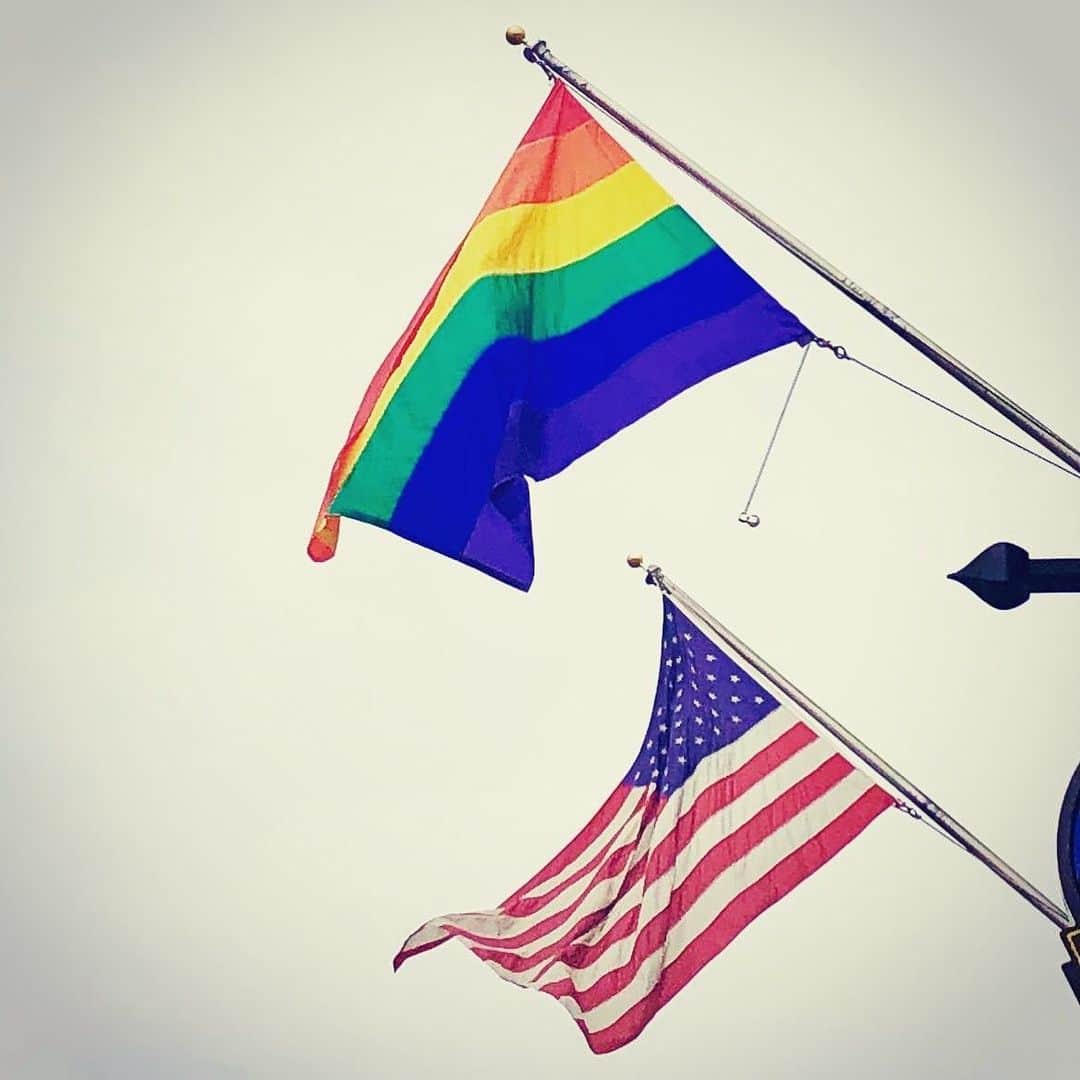のインスタグラム：「プライド月間 in ワシントンD.C. . #us #usa #america #sky #washingtondc #dc #studyabroad #flag #lgbt #equality #rainbow #stripe #june #pride #アメリカ #留学 #ワシントンdc #平等 #散歩 #虹 #空 #プライド #lgbtq #東海岸 #6月 #streetscene」