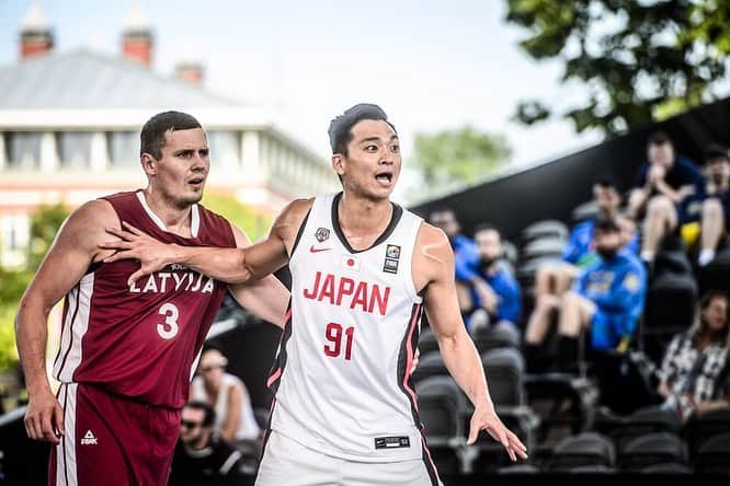 落合知也のインスタグラム：「ワールドカップを終え、これから日本に帰国します。ずっとこの大事な代表戦を常に意識して準備してきた中で、怪我をしてしまいチームや応援してくれた皆さん迷惑をかけ本当に申し訳ない気持ちでいっぱいです。だけど後悔してるヒマはないし、俺は逆境をパワーに変えられる人間です。必ずパワーアップしてまた日の丸を背負って全力を尽くし日本の勝利に貢献したい。これからチームに戻って来月からまたプロサーキットで海外転戦し、戦っていきます。しっかり怪我を治して結果を求めていきたいと思いますので、引き続き応援宜しくお願いします！本当に沢山のご声援ありがとうございました。 #3x3 #fiba3x3 #3x3wc #worldcup #teamjapan」