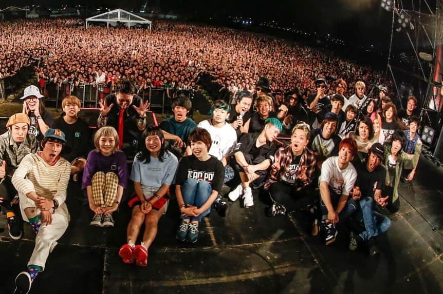 NAOKIさんのインスタグラム写真 - (NAOKIInstagram)「DEAD POP FESTiVALの集合写真。  SiMが京都大作戦2019に出てくれるのがとても嬉しく誇らしく思う一日だったなぁ。  シンにメンチきられてること気づかなかったなぁ。  #京都でシバく」6月24日 17時28分 - naoki_10feet