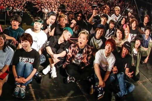 NAOKIさんのインスタグラム写真 - (NAOKIInstagram)「DEAD POP FESTiVALの集合写真。  SiMが京都大作戦2019に出てくれるのがとても嬉しく誇らしく思う一日だったなぁ。  シンにメンチきられてること気づかなかったなぁ。  #京都でシバく」6月24日 17時28分 - naoki_10feet