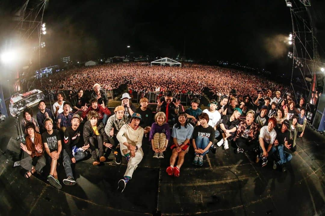 NAOKIさんのインスタグラム写真 - (NAOKIInstagram)「DEAD POP FESTiVALの集合写真。  SiMが京都大作戦2019に出てくれるのがとても嬉しく誇らしく思う一日だったなぁ。  シンにメンチきられてること気づかなかったなぁ。  #京都でシバく」6月24日 17時28分 - naoki_10feet