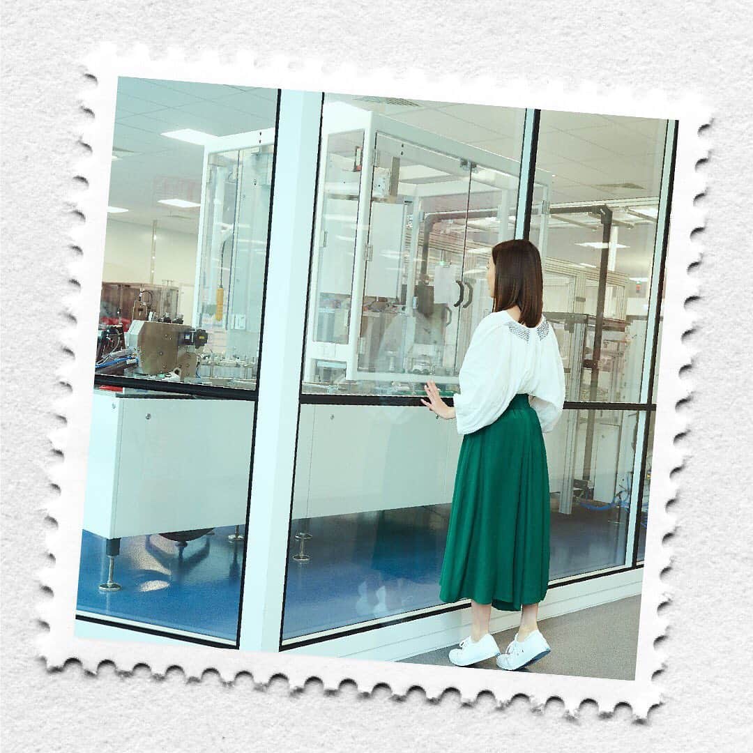 Eau Thermale Avène Japan アベンヌさんのインスタグラム写真 - (Eau Thermale Avène Japan アベンヌInstagram)「#真野恵里菜のアベンヌ村へ行ってみた 水の研究所のあとは、アベンヌ温泉水の源泉のすぐそばにある製品工場へ。 ドキドキしながら足を踏み入れてみると、ちょうど私の大好きなアベンヌ ウオーターをボトリングしているところをキャッチ！アベンヌ温泉水の源泉は工場内の無菌室とつながっているから、一度も空気に触れることなくピュアな水質を保ったままボトリングできるんだって。 （アベンヌ公式サイト「真野恵里菜のアベンヌ村体験記」より） https://www.avene.co.jp/welcome #アベンヌ村へ行ってみた #こういうことだったんだアベンヌ #アベンヌ #真野恵里菜 #アベンヌウオーター #avenewater #avene」6月24日 17時29分 - eauthermaleavenejapan