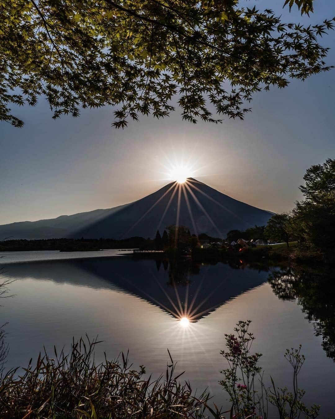 JALさんのインスタグラム写真 - (JALInstagram)「. Diamond Fuji occurs on the rare occasion the sun aligns with the peak of Mt. Fuji, causing it to glisten like a diamond💎Maybe it's time you saw it with your own eyes..?🗻☀️ #NoPlanNoProblemJune  太陽が富士山頂と重なり合う瞬間のダイヤモンド富士🗻💎 . . photo by @archi_kobayashi Post your memories with #FlyJAL  #JapanAirlines #japan #lakeyamanaka #mtfuji #daytrips」6月24日 17時30分 - japanairlines_jal