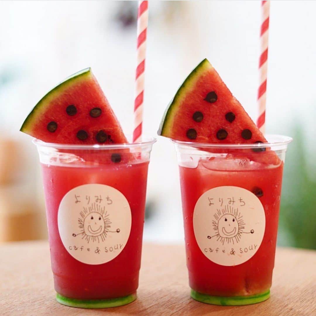 RETRIP<リトリップ>グルメのインスタグラム：「【RETRIP×大阪】 こちらは大阪にある「よりみち cafe&sour」です。今年の6月にオープンしたばかりの可愛らしいカフェになっています。こちらのメニューは「まるごとsuica juice」といって、生搾りしたスイカを使用しています。着色料も一切使用されていないのが、嬉しいですよね。 . こちらのお写真は @chika2745 さんにお借りしました。素敵なお写真をありがとうございます！  #retrip #retrip_mo #retrip_gourmet #RETRIP #リトリップ #retrip_大阪 #大阪  #スイカ #夏 #お洒落 #オシャレ #オシャレカフェ #生搾り #カラフル  #フォトジェニック #カフェ #coffee #cafe #cute #sour . 【RETRIPでグルメ検索！】 RETRIPでは各地の絶品グルメのお写真をお待ちしております。#retrip_〇〇 と最後に地名をつけて投稿されたお写真は、こちらのアカウントでご紹介させていただきます。おでかけ先の地名を入れることで、簡単にグルメも検索もできるので、ぜひ利用してみてください。 また、#retrip_gourmet をつけて投稿された絶品グルメのお写真は、こちらのアカウントでご紹介させていただきます。 . ▼RETRIP[リトリップ]のアプリは AppStore、GooglePlay「リトリップ」で検索！ プロフィールのURLからもダウンロードできます。」