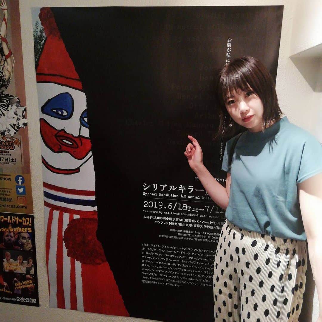 辰巳リカのインスタグラム：「シリアルキラー展！ 念願の！  サイコキラーたちの脳みそは一生かけても到底理解し難いけど、興味深かった。 展示されている全員の事件を隅々まで観て把握した。 でも忘れていい気がしたからもう忘れた。  ピエロ恐怖症があるようだけどわたしは昔からピエロすきなんだよね、気味悪くてかわいい❤ 友だちになりたい」