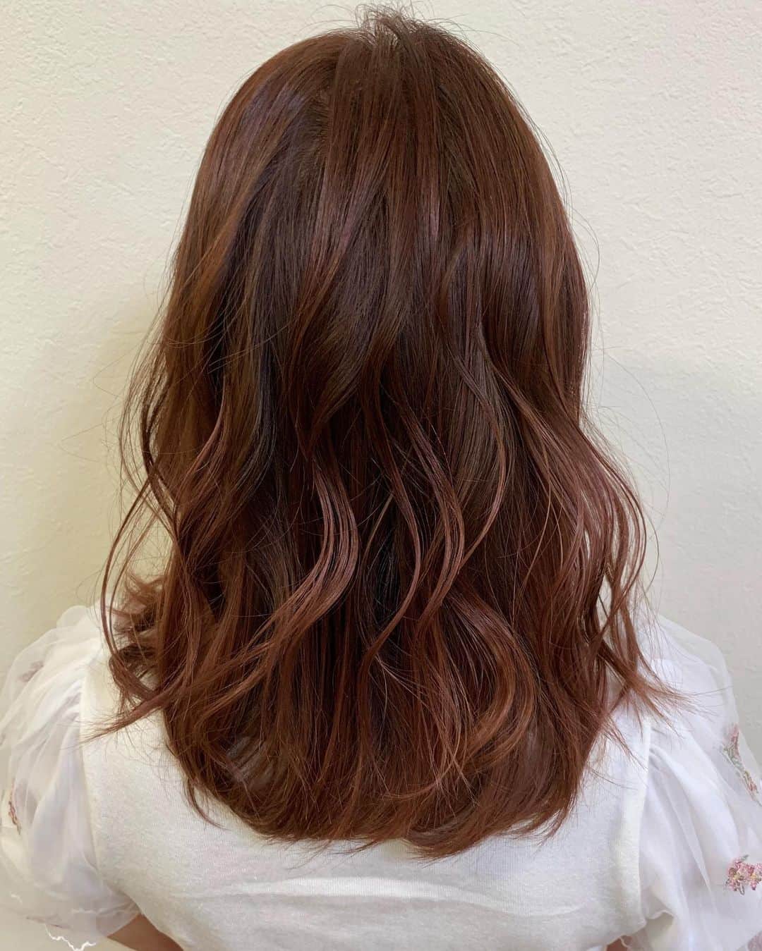salon PRATiNO(サロンプラチノ)のインスタグラム：「. 💐ピンクブラウンのグラデーションカラー💐. . ソフトで暖かみのあるピンクで 可愛らしいカラー🌷💗 プラチノでは派手髮だけではなく ナチュラルで可愛らしいカラーもやっています☘️💐 . . 【CLAVIS PRATINO】 ◇月曜日～土曜日 11:00～20:00 ◇日曜日 11:00～18:00 ※時間外はお問い合わせください。 愛知県名古屋市中区錦3-4-19石垣ビル７Ｆ ☎︎052-962-7017 . . #hairstyle #hair #cornrow #clavispratino #pratino #hairsalon #FIBREPLEX #nagoya #haircolor #love #特殊ヘア #ブラックヘア  #コーンロウ #ブレイズ  #派手髪 #ヘアカラー  #外国人風カラー#バレイヤージュ #グラデーション  #美容室 #ヘアサロン #クラビスプラチノ #名古屋 #栄 #錦」