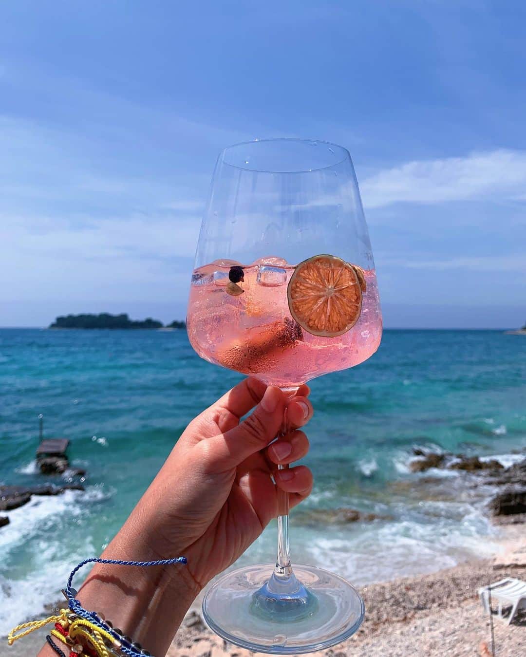 Amata Chittaseneeさんのインスタグラム写真 - (Amata ChittaseneeInstagram)「Feeling blu-Pink gin tonic with cinnamon and pepper 👅 @Blurovinj 💖💙 #favourite #croatia」6月24日 17時35分 - pearypie