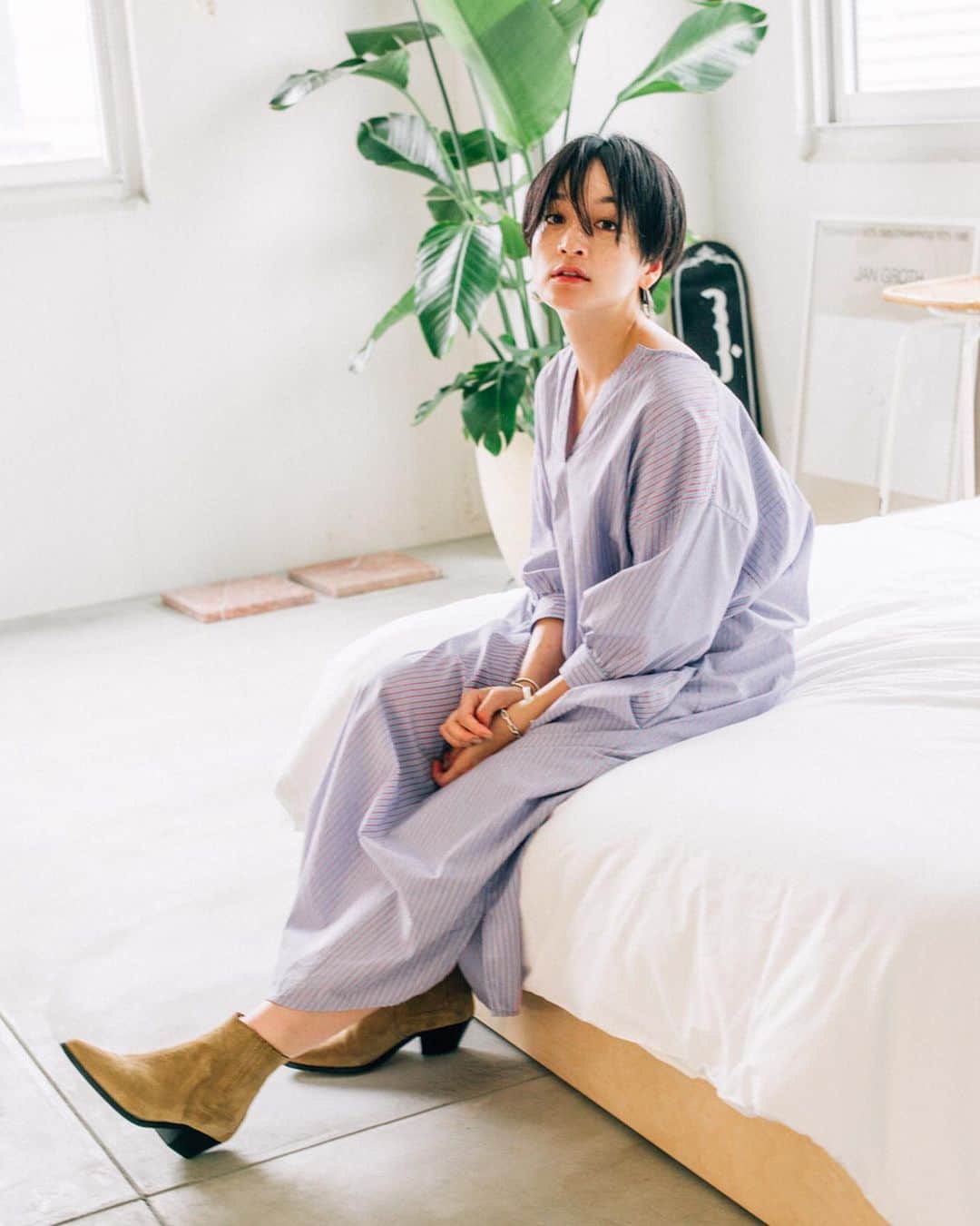 のインスタグラム：「miyako takayama × oblekt __________________  モデル 高山都さん @miyare38 と oblekt のスペシャルコラボレーション。デザインはもちろん、シルエットや生地・ボタンなど、都さんのセンスとこだわりが詰まった、全5型 11アイテムです。 すでにSold outのアイテムもございますので、お早めにお求めくださいませ。（追加販売は未定となっております） __________________ ストライプスキッパーシャツOP （OB19SS-TM-05） 表情のある変則ストライプの素材でお作りした、オーバーサイズのワンピースです。衿はスキッパー開きで程よくデコルテが見えるデザイン。ボリュームのある袖や大きめのサイズ感が夏のリラックススタイルにぴったりの1枚です。デニムやレギンスを合わせて着て頂くスタイリングもお勧めです。 __________________ #oblekt #miyakotakayama #collaboration #lifestyle #tokyo #japan」
