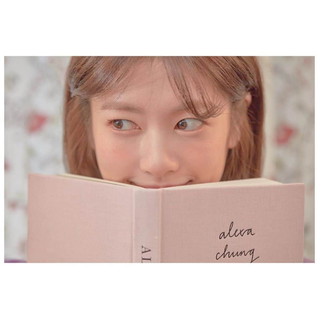 チョン・ソミンのインスタグラム：「📖👀 빼꼬옴💜」