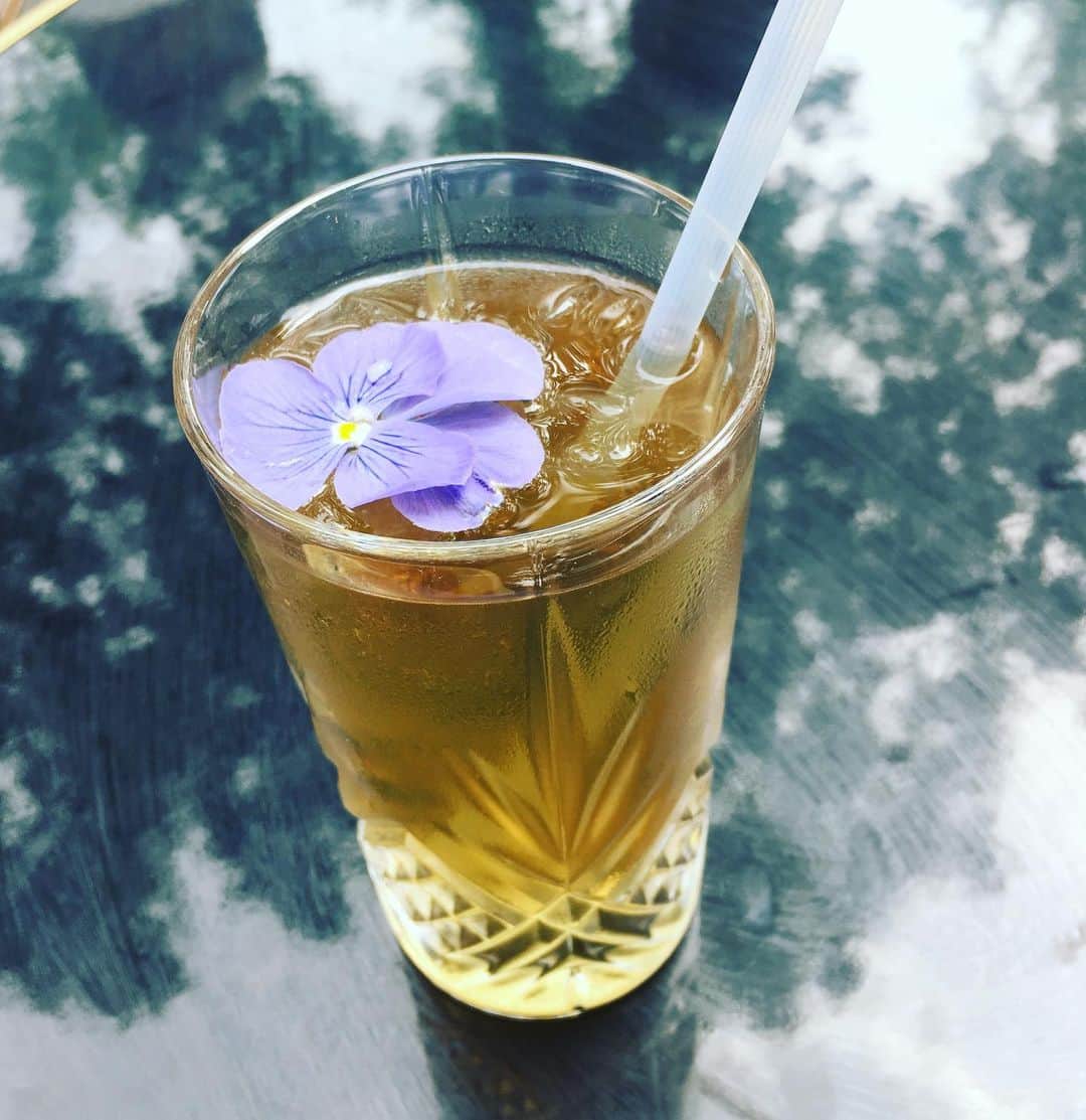 小橋めぐみのインスタグラム：「シャンゼリゼ通りで飲む、アイスティー。 🍹 Aux Champs-Elysées, aux Champs-Elysées Au soleil, sous la pluie, à midi ou à minuit Il y a tout ce que vous voulez aux Champs-Elysées」