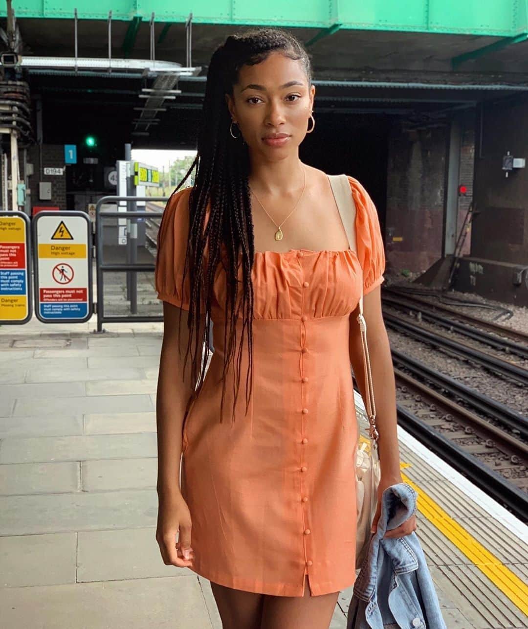ASOSさんのインスタグラム写真 - (ASOSInstagram)「Weather warning: it's gonna be a hot and sticky commute to work this week 😓☀️ 📸 @asos_lesley 🔎 ASOS DESIGN sweetheart ruched bust button through dress (1474545)」6月24日 17時50分 - asos