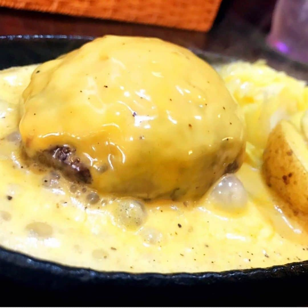 aumoグルメさんのインスタグラム写真 - (aumoグルメInstagram)「. ❤︎肉汁ジュワっと🤤絶品チーズバーグ🧀❤︎ . チーズ好きにはたまらない🙈チーズハンバーグの上からさらにチーズソースをかけた最強グルメ😍しめには、追いチーズソースとご飯をかけてリゾット風にするのがおすすめ💁‍♀️❤︎ . 写真提供 : @gorou01さん﻿﻿ 素敵なお写真をありがとうございました♡﻿﻿ .﻿﻿ . 店名：『吉祥寺バーグ』 ぜひ訪れてみてくださいね。 . . あなたが撮影したベストグルメpicに﻿﻿ 「#aumo」を付けて教えて下さいっ☺︎﻿﻿﻿ あなたの投稿が紹介されるかも♪﻿﻿﻿ . aumoアプリは毎日配信！おでかけや最新グルメなどaumo読者が気になる情報が満載♡﻿﻿ ダウンロードはプロフィールのURLから✔︎﻿ (iPhone&Android版) . #吉祥寺バーグ#ハンバーグ#チーズハンバーグ#チーズ#チーズグルメ#東京#東京グルメ#吉祥寺#吉祥寺グルメ#東京ディナー#吉祥寺ディナー#東京ランチ#吉祥寺ランチ#肉#肉スタグラム#インスタ映え#ランチ部#グルメ女子#グルメな人と繋がりたい#グルメ部#グルメ旅#たべすたぐらむ#グルメ好きな人と繋がりたい」6月24日 17時41分 - aumo_gourmet