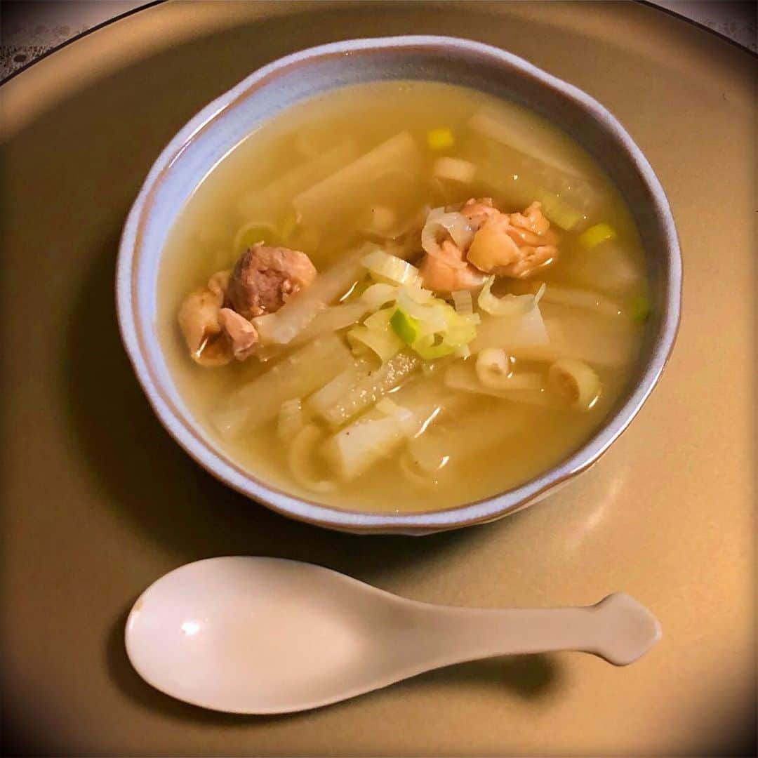 藤井美加子さんのインスタグラム写真 - (藤井美加子Instagram)「小腹が空いた時のお夜食🍴😋﻿ ﻿ 『サムゲタン風スープ』﻿ ﻿ お腹が空いて眠れない。。。そんな時ありません？﻿ いや…厳密に言うと多分お腹が空いてるのではなく脳が欲してるだけ。﻿ ﻿ そんな時のお腹を満たしてくれて﻿ 胃の負担も少なく体に優しいスープです。﻿ ﻿ ﻿ 詳しい作り方はアメブロで🗒﻿ ﻿ ﻿ #美肌食マイスター#アンチエイジングアドバイザー#美肌エキスパート#女優#美容#健康#美肌先生#美肌生活#美活#美しく生きる#三木美加子﻿#美加子のレシピ#美加子のうちごはん#美加子の料理#夜食#dinner#foodphotography#food#foodstagram#healthyfood#cooking#foodie ﻿﻿﻿ #sugarlady#シュガーレデ#シュガーチキン#チンタン万能調味料」6月24日 17時44分 - mikako_miki