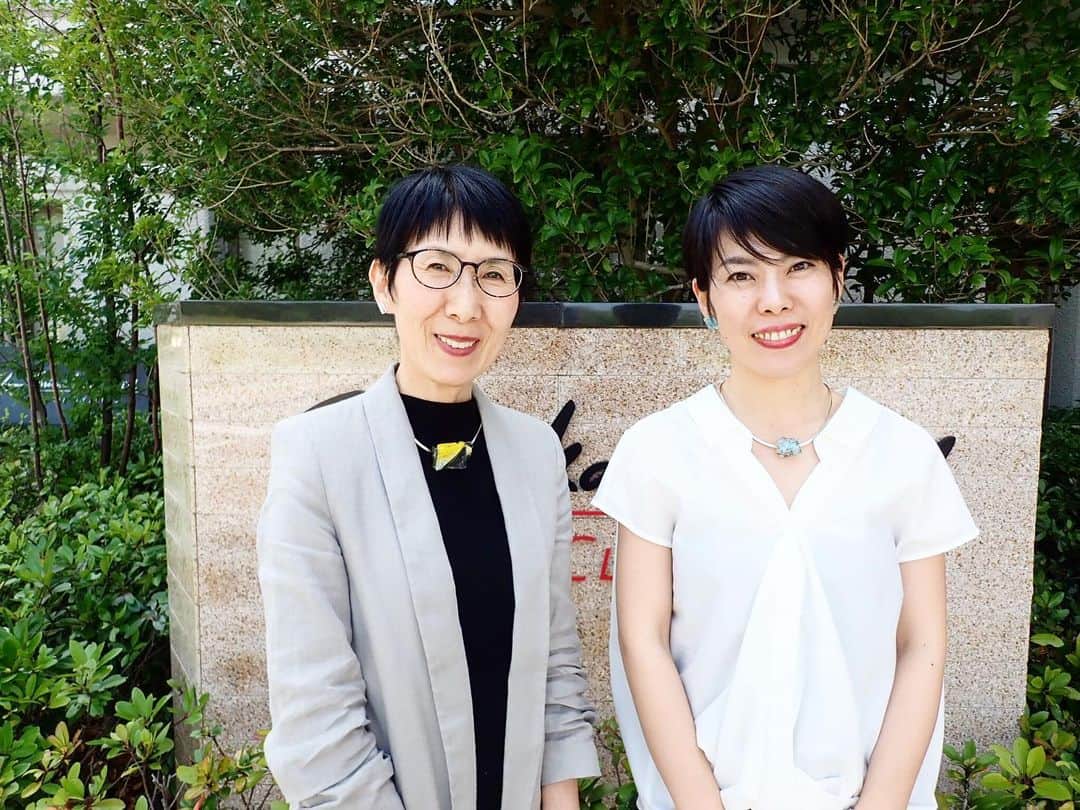 comb de shioさんのインスタグラム写真 - (comb de shioInstagram)「今日はIsakoさんと、仕事で#志摩観光ホテルへ。  コムデシオとは、昔から色々ご縁があったそうなのですが、私は初めて。  隅々まで行き届いた心配りと空間・施設。  そして、素晴らしい景色のラウンジは「ここで本でも読みながら、1日ゆっくり過ごしたら、最高に贅沢だなぁ😍」と、目がハートになってしまいました。  天皇皇后両陛下も宿泊なされたんだなぁと思うと、更に、凛と心も澄みます。  今日は仕事でしたが、次はぜひ、泊まりに行きたいです☺️💕 立ち寄った賢島駅にある #伊勢志摩サミット記念館 では、各国首脳に「コムデシオガラスは世界を目指します！」と宣言してきました😁  三重県は夏、最高です！ みなさま、ぜひ、遊びにいらしてください😉✨ Azusa  #combdeshio  #コムデシオ  #シルバーチョーカー 付けてます #志摩観光ホテルザクラシック #賢島駅  #伊勢志摩サミット  #伊勢志摩旅行  #kankomie  #三重県 #観光三重  #三重旅行  #三重県デート  #三重観光  #mie #デートスポット  #自然が好き  #三重  #観光  #旅行  #デート  #景色最高  #自然派  #ホテル  #japantrip  #visitmie」6月24日 17時52分 - comb_de_shio