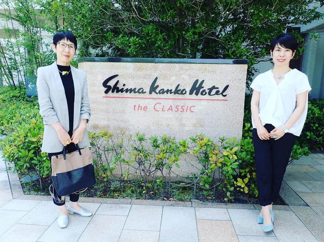 comb de shioさんのインスタグラム写真 - (comb de shioInstagram)「今日はIsakoさんと、仕事で#志摩観光ホテルへ。  コムデシオとは、昔から色々ご縁があったそうなのですが、私は初めて。  隅々まで行き届いた心配りと空間・施設。  そして、素晴らしい景色のラウンジは「ここで本でも読みながら、1日ゆっくり過ごしたら、最高に贅沢だなぁ😍」と、目がハートになってしまいました。  天皇皇后両陛下も宿泊なされたんだなぁと思うと、更に、凛と心も澄みます。  今日は仕事でしたが、次はぜひ、泊まりに行きたいです☺️💕 立ち寄った賢島駅にある #伊勢志摩サミット記念館 では、各国首脳に「コムデシオガラスは世界を目指します！」と宣言してきました😁  三重県は夏、最高です！ みなさま、ぜひ、遊びにいらしてください😉✨ Azusa  #combdeshio  #コムデシオ  #シルバーチョーカー 付けてます #志摩観光ホテルザクラシック #賢島駅  #伊勢志摩サミット  #伊勢志摩旅行  #kankomie  #三重県 #観光三重  #三重旅行  #三重県デート  #三重観光  #mie #デートスポット  #自然が好き  #三重  #観光  #旅行  #デート  #景色最高  #自然派  #ホテル  #japantrip  #visitmie」6月24日 17時52分 - comb_de_shio