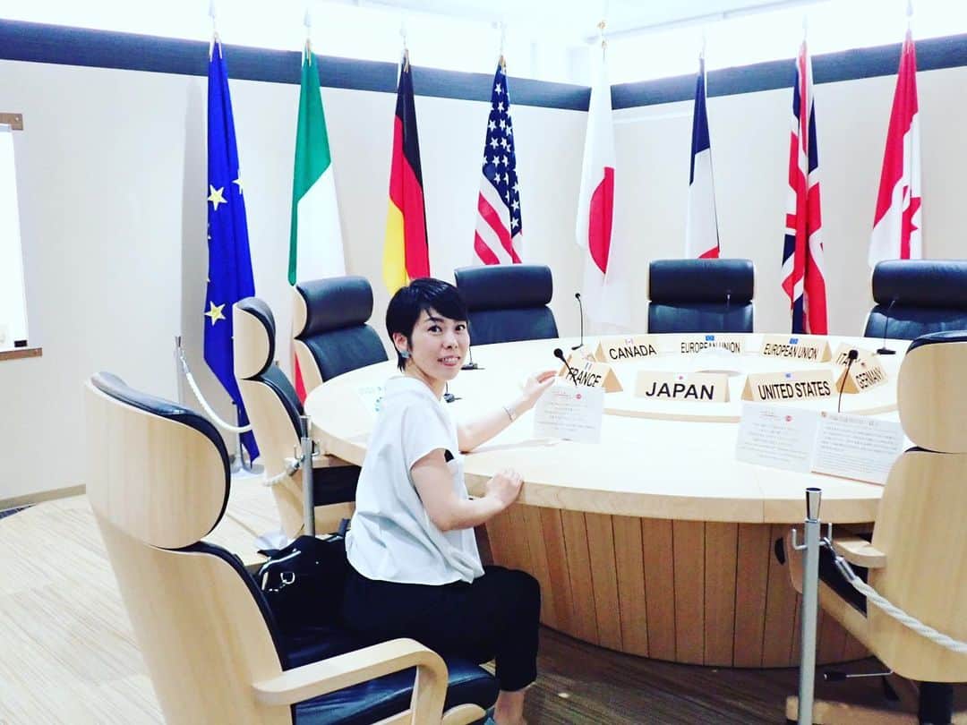 comb de shioさんのインスタグラム写真 - (comb de shioInstagram)「今日はIsakoさんと、仕事で#志摩観光ホテルへ。  コムデシオとは、昔から色々ご縁があったそうなのですが、私は初めて。  隅々まで行き届いた心配りと空間・施設。  そして、素晴らしい景色のラウンジは「ここで本でも読みながら、1日ゆっくり過ごしたら、最高に贅沢だなぁ😍」と、目がハートになってしまいました。  天皇皇后両陛下も宿泊なされたんだなぁと思うと、更に、凛と心も澄みます。  今日は仕事でしたが、次はぜひ、泊まりに行きたいです☺️💕 立ち寄った賢島駅にある #伊勢志摩サミット記念館 では、各国首脳に「コムデシオガラスは世界を目指します！」と宣言してきました😁  三重県は夏、最高です！ みなさま、ぜひ、遊びにいらしてください😉✨ Azusa  #combdeshio  #コムデシオ  #シルバーチョーカー 付けてます #志摩観光ホテルザクラシック #賢島駅  #伊勢志摩サミット  #伊勢志摩旅行  #kankomie  #三重県 #観光三重  #三重旅行  #三重県デート  #三重観光  #mie #デートスポット  #自然が好き  #三重  #観光  #旅行  #デート  #景色最高  #自然派  #ホテル  #japantrip  #visitmie」6月24日 17時52分 - comb_de_shio