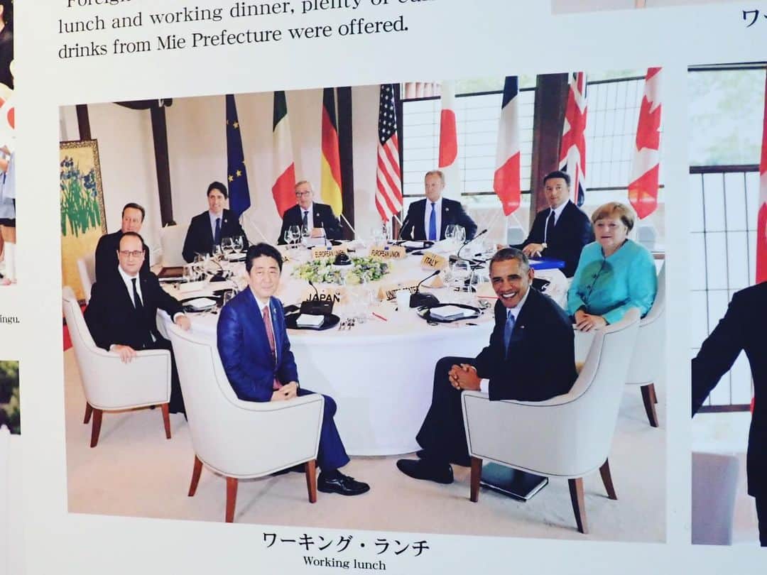 comb de shioさんのインスタグラム写真 - (comb de shioInstagram)「今日はIsakoさんと、仕事で#志摩観光ホテルへ。  コムデシオとは、昔から色々ご縁があったそうなのですが、私は初めて。  隅々まで行き届いた心配りと空間・施設。  そして、素晴らしい景色のラウンジは「ここで本でも読みながら、1日ゆっくり過ごしたら、最高に贅沢だなぁ😍」と、目がハートになってしまいました。  天皇皇后両陛下も宿泊なされたんだなぁと思うと、更に、凛と心も澄みます。  今日は仕事でしたが、次はぜひ、泊まりに行きたいです☺️💕 立ち寄った賢島駅にある #伊勢志摩サミット記念館 では、各国首脳に「コムデシオガラスは世界を目指します！」と宣言してきました😁  三重県は夏、最高です！ みなさま、ぜひ、遊びにいらしてください😉✨ Azusa  #combdeshio  #コムデシオ  #シルバーチョーカー 付けてます #志摩観光ホテルザクラシック #賢島駅  #伊勢志摩サミット  #伊勢志摩旅行  #kankomie  #三重県 #観光三重  #三重旅行  #三重県デート  #三重観光  #mie #デートスポット  #自然が好き  #三重  #観光  #旅行  #デート  #景色最高  #自然派  #ホテル  #japantrip  #visitmie」6月24日 17時52分 - comb_de_shio