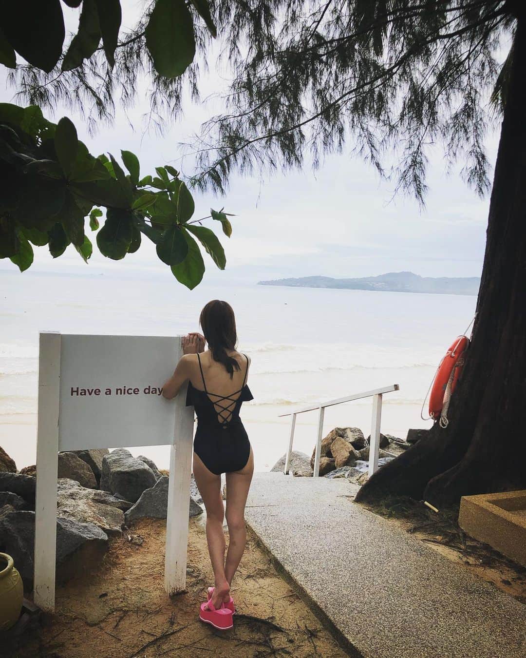 小林香菜さんのインスタグラム写真 - (小林香菜Instagram)「. この水着ファンの女の子からもらったやつ🤘 プーケットに持って来た✨ プーケット自然が沢山でのんびり出来て最高🥰 物価も安いしボーッとするのみ🤙 遊びすぎて足痣ある🤣 . #プーケット #phuket #タイ #thailand  #🌊 #海 #beach #🏖」6月24日 17時44分 - kanaful
