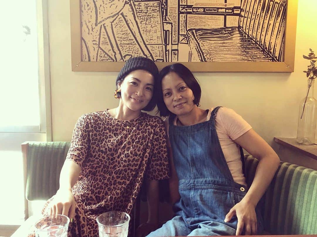 桃生亜希子のインスタグラム：「19の頃、初めて会った「めい」は、私の今まで知っている友人とは全然違う熱量で人に 飛び込んでくる 人だった。🔥 誰よりも正直で、不器用で愛情が深くて、時々小悪魔みたいで。。 一緒におもいっっっっっっきり踊って旅して遊んだ20代。  今では 長野で３人の最高なママになっちゃって○  なかなか会えなくなったけど。  久しぶりでもあの頃と全く変わらず。  お互い色々なことあったね😌✨ これからも、ずっとよろしく❤️ いつかまたみんなでパーティー🎉する日を楽しみにしてるよ😘 #渋谷で観光客」