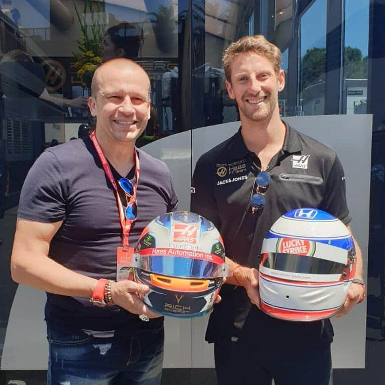 ロマン・グロージャンさんのインスタグラム写真 - (ロマン・グロージャンInstagram)「So cool to have swapped helmet with @olivepanis . Last French @f1 winner. I'll always try to give it all to be his successor 🇨🇵🏆」6月24日 17時46分 - grosjeanromain