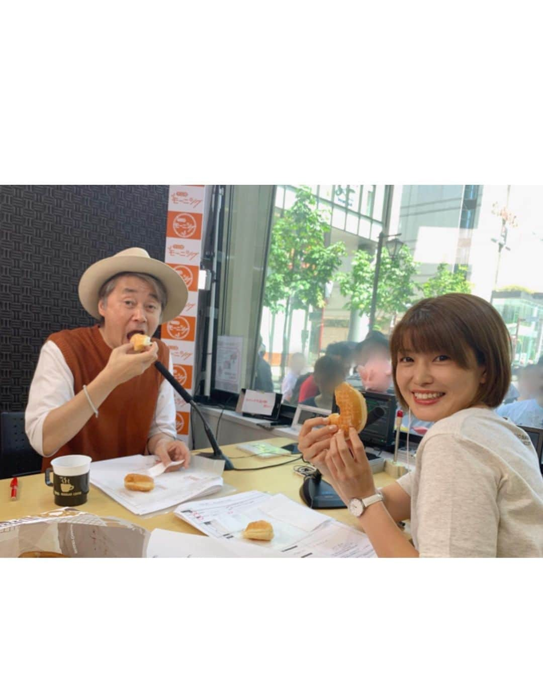 内村麻美さんのインスタグラム写真 - (内村麻美Instagram)「. . 山下達郎 PERFORMANCE 2019 @福岡サンパレスH&H 色褪せない曲、怖いくらい変わらない達郎さんの声、ライブそのもののかっこよさに、終始ため息が🤤💭 誤魔化すって言葉が絶対似合わない方！最高でした👏🏻✨ . そして、達郎さんのライブTシャツが可愛いの❤️ 頬杖をついて物思いにふける達郎さんのイラストがオシャレだし、白ではなくライトグレーになるのかな？この絶妙な色も好きです💃💃💃 . ３枚目の写真は、ラジオの放送中、達郎さんを愛してやまない深町さんと、DONUT SONGを聴きながらドーナツを食べるという私のくだらない願いを叶えてくれました🍩🍩🍩 . #山下達郎  #山下達郎performance2019 #ライブTシャツ  #寝ながら撮ったら少年感 #２枚目はライブ後  #大満足したのが分かりやすい #３枚目はドーナツ食べてるの #ハニーディップ  #エンゼルクリーム  #ツイストはないの #やっぱミスドは美味しいな🤤💕」6月24日 17時52分 - asami___05