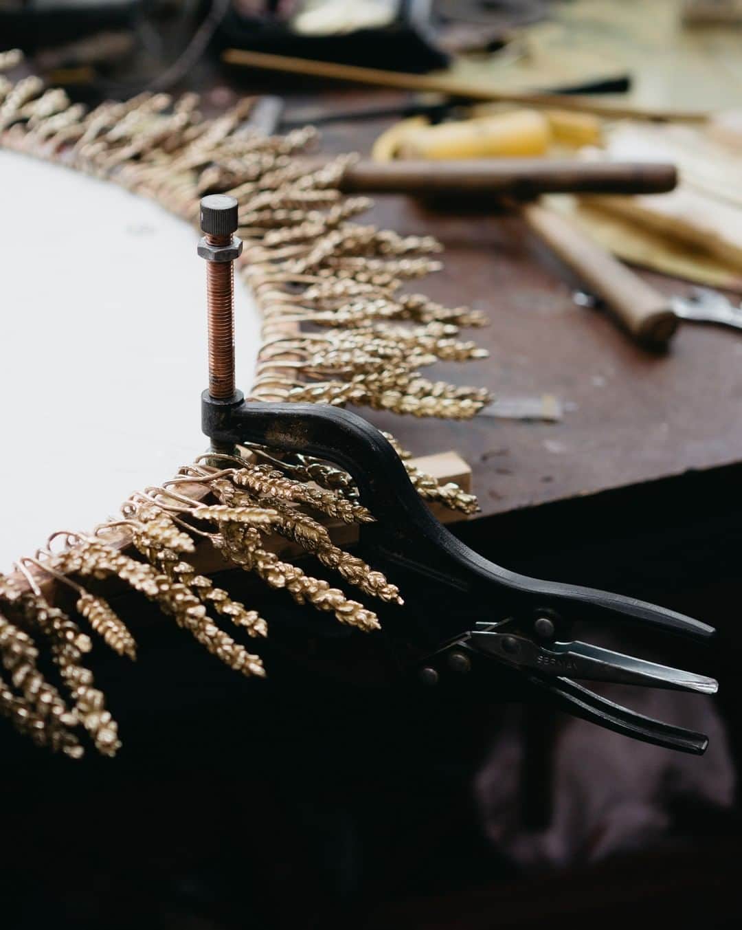 のインスタグラム：「Making of a large wheat mirror, to be unveil on Thursday for the opening of our exhibition for the Toulon Design Parade. . . #📸 by @__alix . . #Goossens #workinprogress #teasing #nature #decoration #ToulonDesignParade #yellow #gold #brass #wheat」
