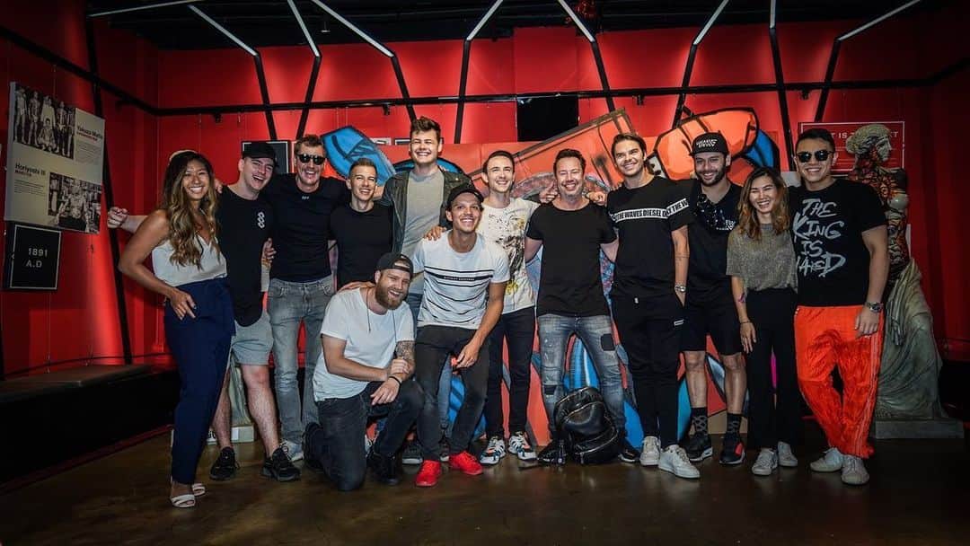 Spinnin' Recordsさんのインスタグラム写真 - (Spinnin' RecordsInstagram)「How AWESOME was this?! 😱 We hosted our very first pop-up store in Shanghai on June 17. @sandervandoornofficial, @mikewilliams, @cartaofficial, @curbi, @lucasandsteve & @lvndscape joined us during this event and so many of you stopped by to say hi! Where should the next pop-up store be? 👇 #sandervandoorn #mikewilliams #carta #curbi #lucasandsteve #lvndscape #popupstore #store #merchandise #spinninrecords #spinninrecordsasia #shanghai」6月24日 18時01分 - spinninrecords