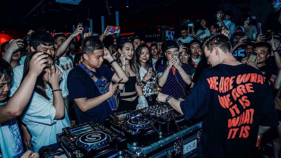 Spinnin' Recordsさんのインスタグラム写真 - (Spinnin' RecordsInstagram)「How AWESOME was this?! 😱 We hosted our very first pop-up store in Shanghai on June 17. @sandervandoornofficial, @mikewilliams, @cartaofficial, @curbi, @lucasandsteve & @lvndscape joined us during this event and so many of you stopped by to say hi! Where should the next pop-up store be? 👇 #sandervandoorn #mikewilliams #carta #curbi #lucasandsteve #lvndscape #popupstore #store #merchandise #spinninrecords #spinninrecordsasia #shanghai」6月24日 18時01分 - spinninrecords