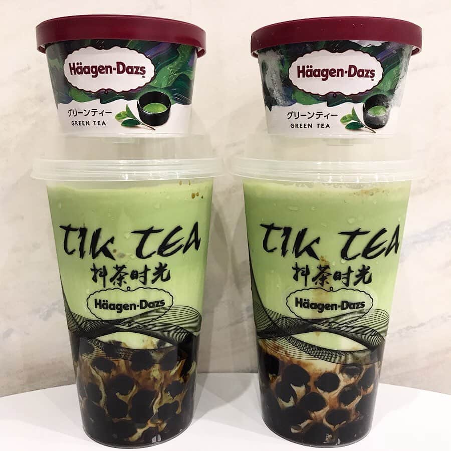 のインスタグラム：「【本郷三丁目 tiktea】 オープン記念❗️ 本郷三丁目店6/25、6/26新作以外全品半額❗️ ⠀ 🏠#本郷三丁目 #tiktea 🚶‍♂️本郷三丁目駅徒歩3分 📍東京都文京区本郷４丁目１−６ 1F  ______タピメモ_______ □黒糖タピ 中粒ぐにゅもち。 黒糖の味しっかり染み付いてる タピ量ちょい多め ⠀ □通常タピ 中粒もちもち甘さつき ⠀ 👑通常メニューランキング👑 🥇ももミルクフォーム 🥈黒糖ミルクオレオ 🥉紫芋黒糖  新作メニューランキング 🥇ハーゲンダッツ抹茶黒糖 🥈オレオスムージー 🥉黒糖イチゴスムージー  新作メモ📝 □ハーゲンダッツ抹茶 ハーゲンダッツ×tikteaの最強コラボ！ ハーゲンダッツの抹茶を使う至極の一品。 ・粉っぽさが完全にない ・コクがある。 ・黒糖との相性が抜群 ・最高級抹茶タピオカ ・濃厚好きな人ならこれ！ ・黒糖タピオカ入り ⠀ □コーヒースムージー 甘さすっきりのスムージー ⠀ □スイカスムージー そのままスイカ食べてるような味  ティーの味がする(グリーンティー) 甘さ控えめ ⠀ □スイカルビーティー 果肉たっぷりで美味しい 果肉感がかなりうまい。 レモンの味とスイカの味がいいバランス ちょい甘め ⠀ □抹茶スムージー 抹茶の苦味を感じる、今までの抹茶。 スムージーだから粉っぽさはなし これはハーゲンダッツコラボじゃないよー 甘め ⠀ □オレオスムージー オレオは濃厚 ティーは入ってない 上にクリームが乗ってるのでしっかり混ぜる事 ⠀ □ごまスムージー さっぱり系 ガチのごまの味する オレオもちょっと混ざってる ティーは入ってない ⠀ □いちご黒糖スムージー 黒糖感が強い。 いちごと黒糖がばとってない。 味濃くてまじうまい。黒糖好きにオススメ。 しっかり混ぜると酸味のあるいちごの味がうまうま ⠀ 🙋‍♂️感想 新作はハーゲンダッツ抹茶以外にはタピオカがはいってないからトッピング忘れないで！ (ハーゲンダッツのアイスはもらえないからね笑) オレオとゴマはチャカショウと比較するとさっぱりしてるよー (チャカショウはチーズクリームを混ぜてる) 新作は明日から平塚店以外の全店舗で飲める！ 本郷三丁目は1FとB1に席があるからカフェのように利用できるオシャレ店舗！ ⠀ 6/25、6/26の半額は新作メニュー以外全品半額だからそこだけ気をつけて！」