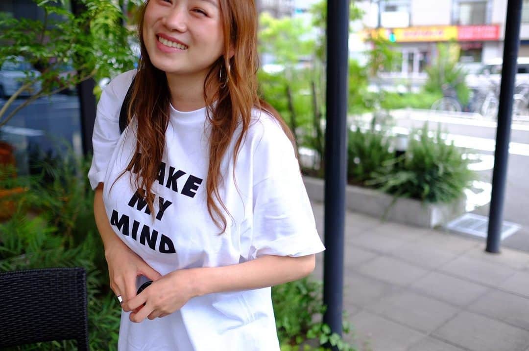 Keikooooooのインスタグラム：「ロゴが気に入ってる @aulii_amomentofhappiness  の#シンプルTシャツ 💛 デザインに一目惚れして、メンズのXLサイズにしてみた！ まだまだ、体型が戻ってないから丁度いい笑。 Tワンピとしても着れるサイズ感♡ @akiii031 ちゃんの真似して裾切ってみたいな♡ #tシャツ #code #coodinate #ootd #aulii #aulii_moment amomento」