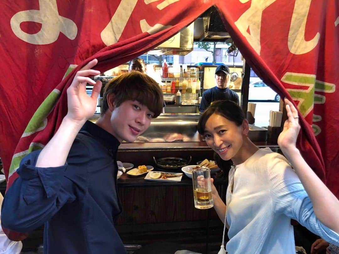 日本テレビ「偽装不倫」さんのインスタグラム写真 - (日本テレビ「偽装不倫」Instagram)「福岡といえば、屋台✨﻿ 鐘子(#杏)と丈(#宮沢氷魚)が屋台巡りをするシーンは、本物のお店に協力して頂き撮影しました！﻿作り物じゃない屋台の質感と、本場の味を楽しんだお二方🍻﻿ ﻿#福岡ロケ #オフショット﻿ #偽装不倫 #東村アキコ﻿ #日テレ #水ドラ﻿ #YLAB #LINEマンガ #文藝春秋﻿ ﻿【公式HP】﻿ ntv.co.jp/gisouhurin/」6月24日 18時03分 - gisou_ntv