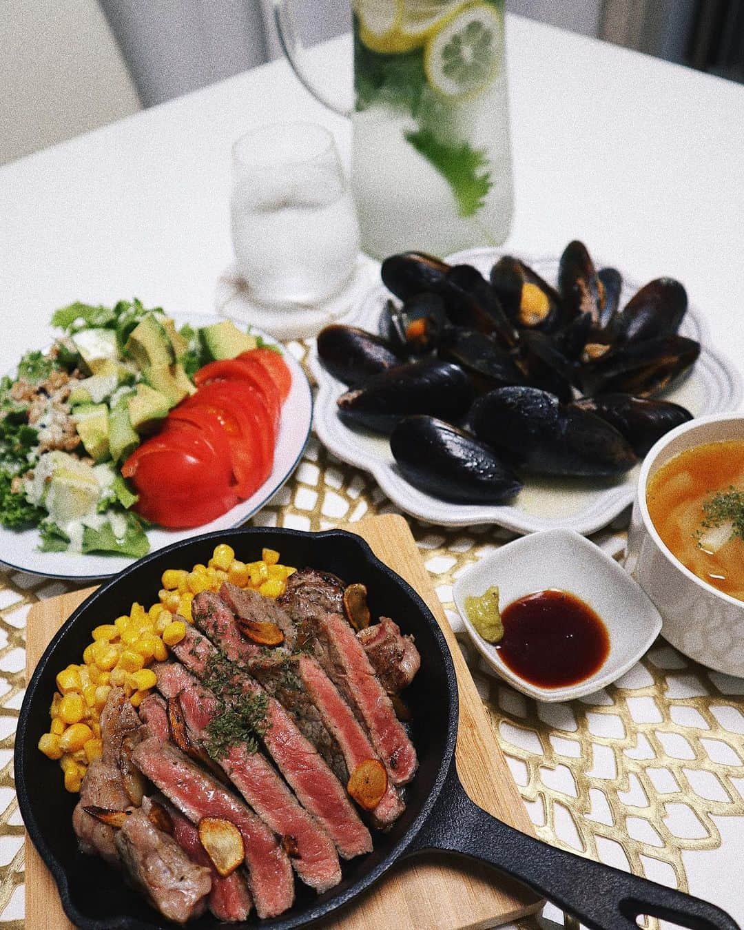 吉田理紗さんのインスタグラム写真 - (吉田理紗Instagram)「週末ディナーのリクエストは 『赤身のステーキ！！』だったので… イオンスタイル碑文谷で食材探し🔍💕 ここのタスマニアビーフにすっかり魅了された私たちはまたもやお買い上げ🐮 TOPVALU グリーンアイのオーガニック食材も使って ちょっと贅沢なディナーとなりました。 私は体重管理中なので、お肉は4切れで我慢…😢 (焼き加減もしっかりウェルダンにしたよ✌︎) あ〜でもやっぱりこのタスマニアビーフは 肉の旨味がすごくて最高です😍❤️ #デリスタグラム #デリスタグラマー #ふたりごはん #夫婦ごはん #夫婦飯 #タスマニアビーフ #トップバリュグリーンアイ #オーガニック #トップバリュオーガニックグリーンアイ #牛肉 #ステーキ #デトックスウォーター#お買い物#グリーンアイPR @topvaluofficial」6月24日 18時04分 - yoshirisaa