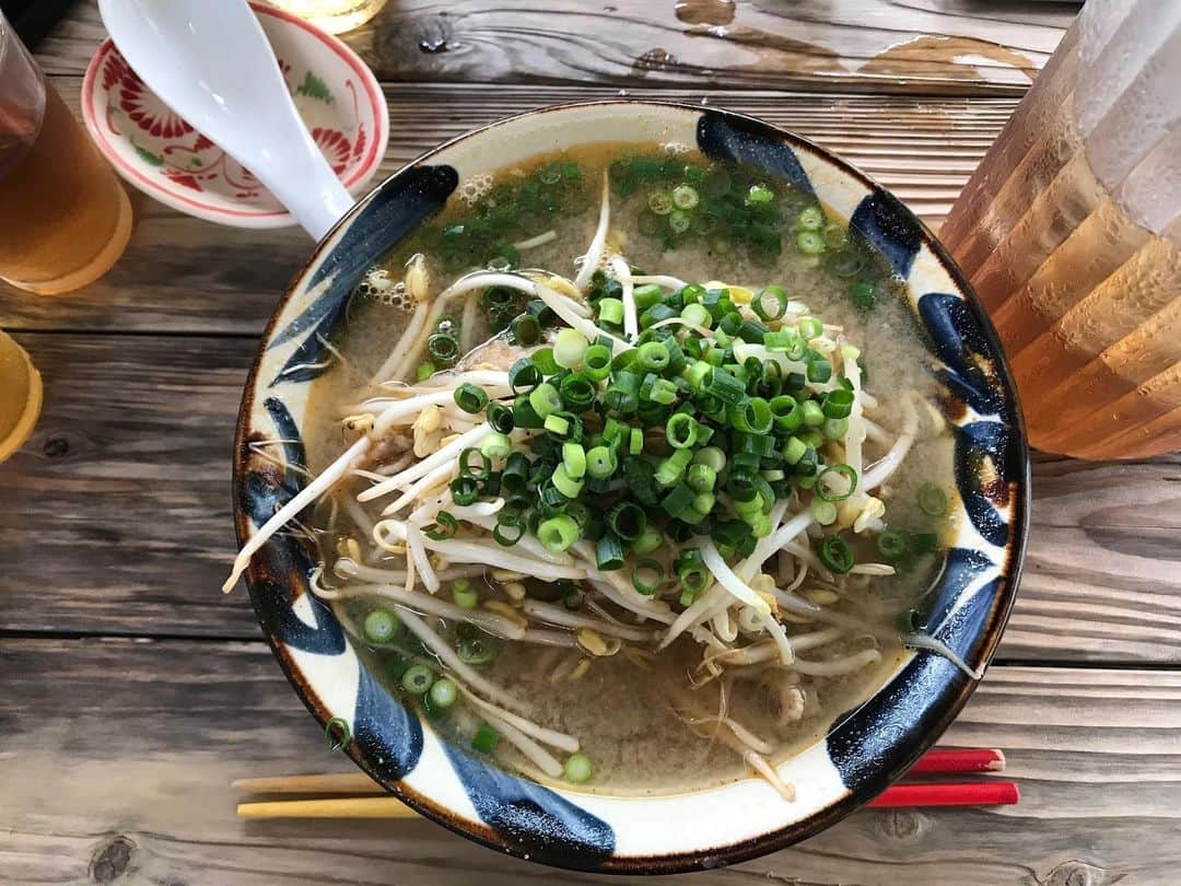 榊原みゆくさんのインスタグラム写真 - (榊原みゆくInstagram)「【久米島そばとゆきちゃん】 なんの関係性もないんやけどね笑  久米島そば、沖縄そばとも言いましょうか！ 沖縄そばよりも味が薄かった！  現地の方に、久米島の沖縄そばは、味薄くないですか？って聞くも、そう？って返ってくる。  聞くほうがまちがった。  そして、ゆきちゃん、久米島には、ゲージに入れられたヤギが、ホテル近辺にいたんやけど、名前ついてるから、ヤギ汁用ではないと思うねん。  そして、ゆきちゃん！と呼んだら、子ヤギが出てくるかと、ワクワクして待ってたら、大人のヤギが出てきたって話。  アルプスの少女、ハイジー笑  #久米島 #ヤギ #ゆきちゃん #やん小 #沖縄そば #久米島そば #久米島そばやん小 #kumejima #okinawa #アルプスの少女ハイジ」6月24日 18時05分 - miyukuscarab