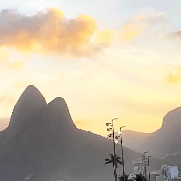 ニッキ・バン ダイクのインスタグラム：「🌍」