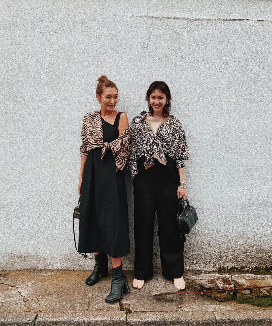 小竹麻美さんのインスタグラム写真 - (小竹麻美Instagram)「妹に会ったら、偶然リンクコーデすぎて笑った😂ゼブラ柄シャツ前結びにブラックで足袋ブーツ。すごいよね😂✨ わたしの着てるワンピは妹が作ったやつです🍒らくちん❤️ #ootd#sisters#zebra#black #リンクコーデ#姉妹」6月24日 18時16分 - asamikotake