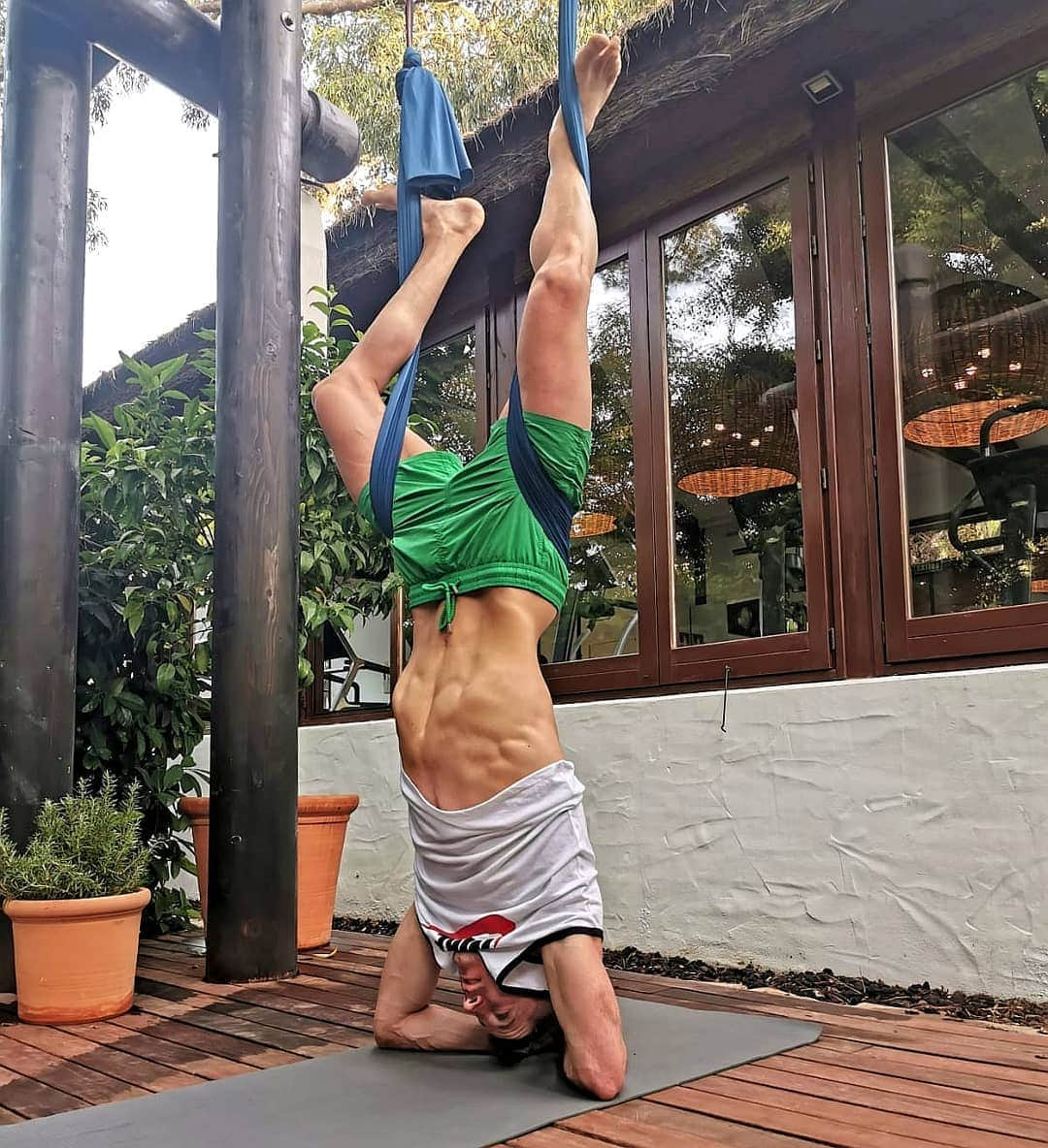 ロベルト・レヴァンドフスキさんのインスタグラム写真 - (ロベルト・レヴァンドフスキInstagram)「From time to time my morning training is upside down 😀🤸‍♂️」6月24日 18時10分 - _rl9