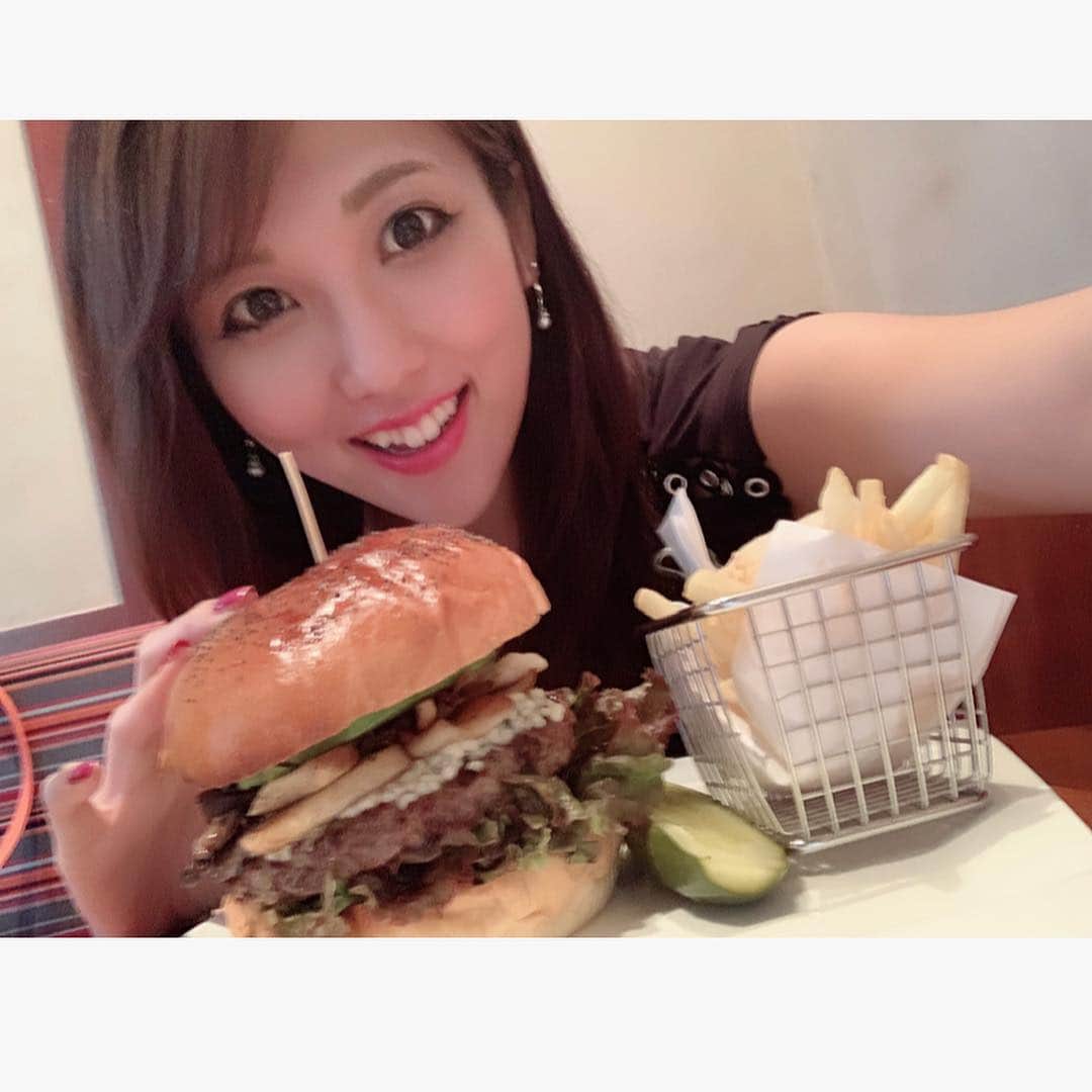 神谷麻美さんのインスタグラム写真 - (神谷麻美Instagram)「#バーガー 🍔大きくて美味しいからHappy💖 #burger ヽ(○´ω`)ﾉ=͟͟͞͞🍔💖💖💖」6月24日 18時10分 - asamice428