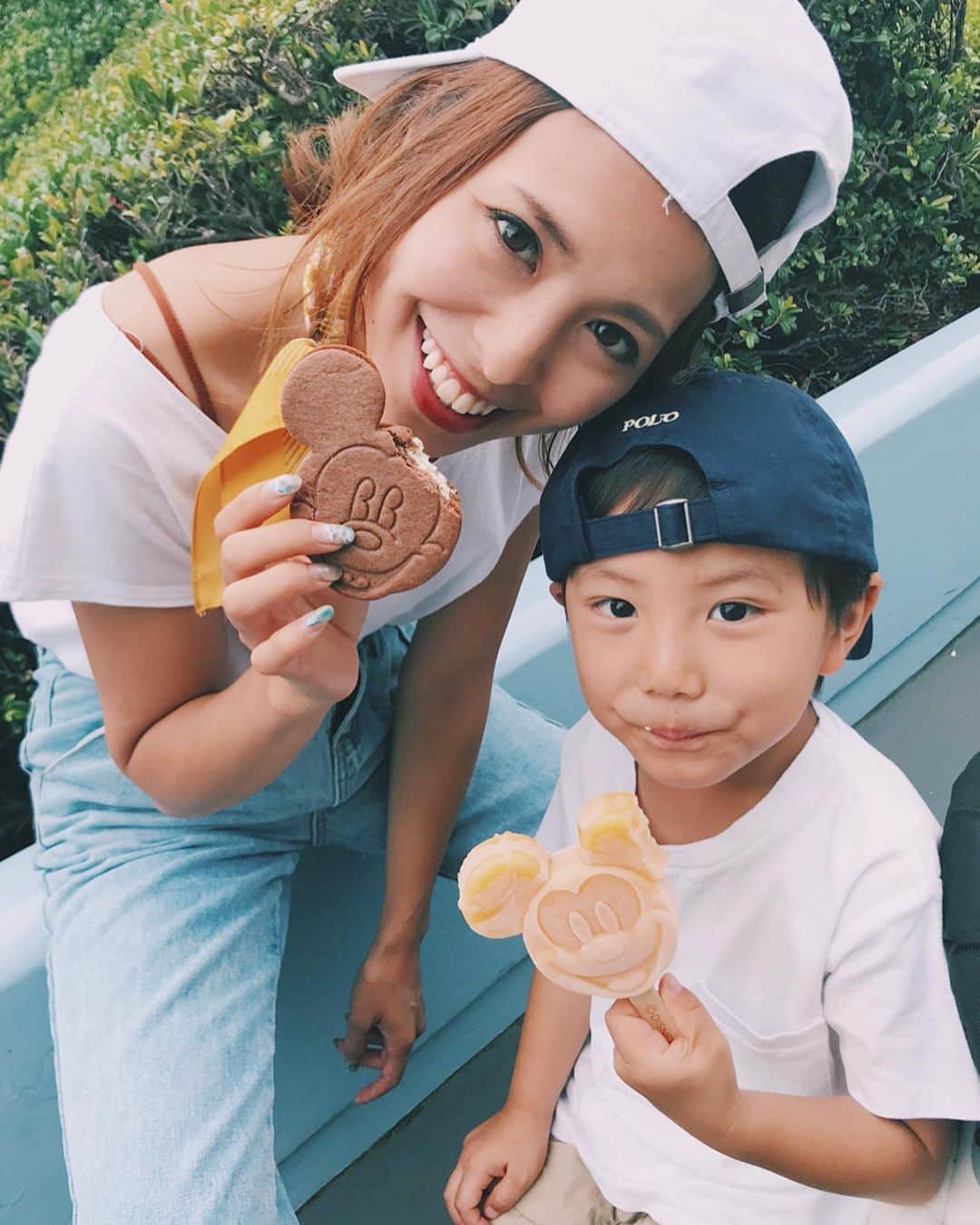 高橋菜摘のインスタグラム：「🍧🐭🍧🐭🍧 息子が何よりも大好きなミッキーアイス♥️ この日はたくさん並んでたけど ショー観てる間にパパが並んで買いました⭐️ アイスGETしてルンルンな息子が可愛い🤤(スワイプ⇄3枚目)  そういえば#100円ショップ で ミッキーのアイスの型売ってた♡ つい買っちゃうよね！ 夏はこれで作ってあげよう💕 ______________ #disneyland #TDL」