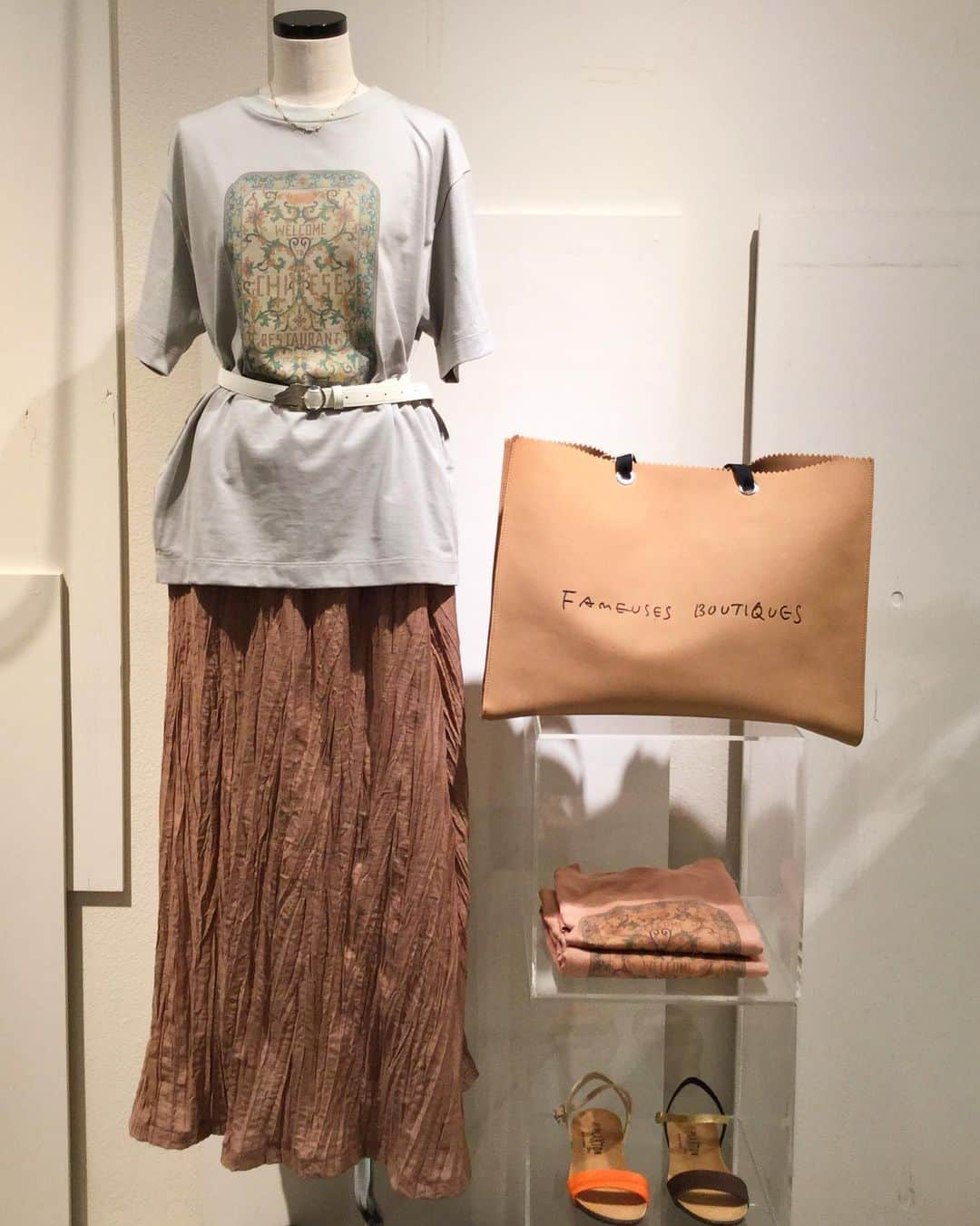 l'atelier du savonさんのインスタグラム写真 - (l'atelier du savonInstagram)「. . fig London necklace ¥5,300 . YEAR tops ¥6,500 . didizizi belt ¥4,500 . fig London skirt ¥13,800 . IAMI infact... bag ¥6,500 . shoes ¥7,900 . ーーーーーーーーーーーー 色でまとめてスッキリと。 色物が着たい季節です。 ーーーーーーーーーーーー . #latelierdusavon #figlondon #yearfewofmyfavoritethings #didizizi #iaminfact @iamiinfact @iamihole #全て税抜き価格 #tシャツコーデ  #ロンスカコーデ」6月24日 18時25分 - latelier_du_savon_official