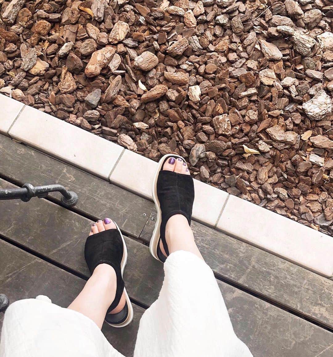 古川貴絵さんのインスタグラム写真 - (古川貴絵Instagram)「ネイルが映える❤︎ 歩きやすくて背盛れるっていいよね🤭 #amail #shoes」6月24日 18時20分 - _kiegram