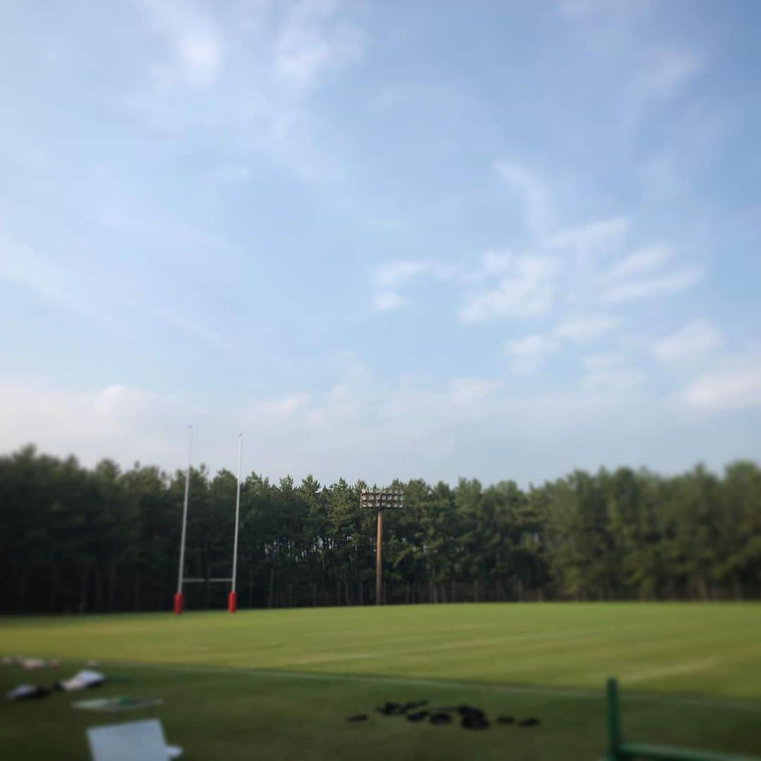 山本紘之さんのインスタグラム写真 - (山本紘之Instagram)「・ ラグビー日本代表宮崎合宿取材🏉 ・ ・ 爽やかな天気の中、選手たちは熱く激しくトレーニングに励んでいました。 ・ ・ #ラグビー日本代表 #ラグビーw杯2019  #空の青 #雲の白 #芝の緑 #完璧な景色」6月24日 18時27分 - yamamoto_hiroyuki.ntv