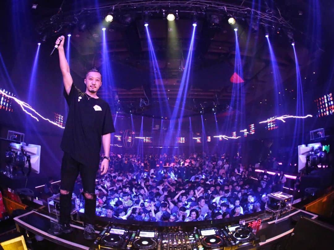 KENTOのインスタグラム：「Great time last night !! Thank you Taiwan for always supporting me 🇹🇼 #taiwan #taipei #ainightclub #djtour #djlife #djstyle #internationaldj #djcity #djcityjapan #beepmmgmt #pioneerdj #sgartistsmanagement #axcell #weareaxcell @ai.nightclub」