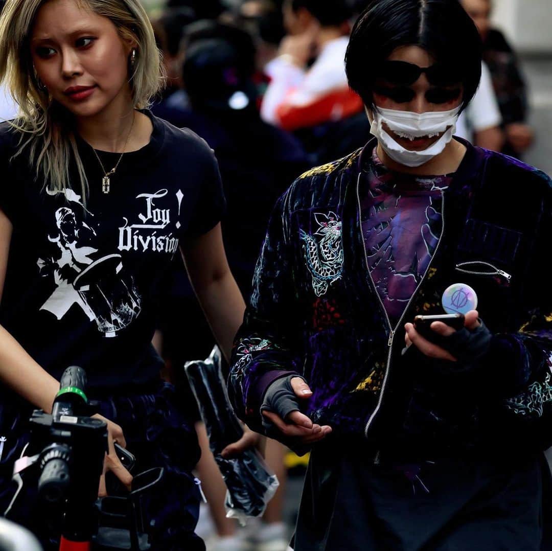 HYPEBEASTさんのインスタグラム写真 - (HYPEBEASTInstagram)「@hypebeaststyle: For the final day of #PFW, attendees took to the streets to show off their best looks. Swipe to check them out, then head to the link in bio to view more of the best street style. Photo: @pavelnupaul/HYPEBEAST」6月24日 18時36分 - hypebeast