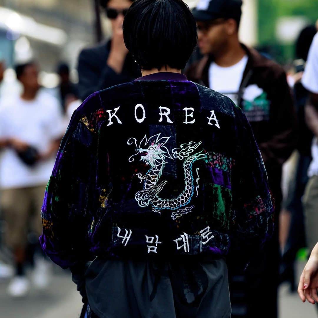 HYPEBEASTさんのインスタグラム写真 - (HYPEBEASTInstagram)「@hypebeaststyle: For the final day of #PFW, attendees took to the streets to show off their best looks. Swipe to check them out, then head to the link in bio to view more of the best street style. Photo: @pavelnupaul/HYPEBEAST」6月24日 18時36分 - hypebeast
