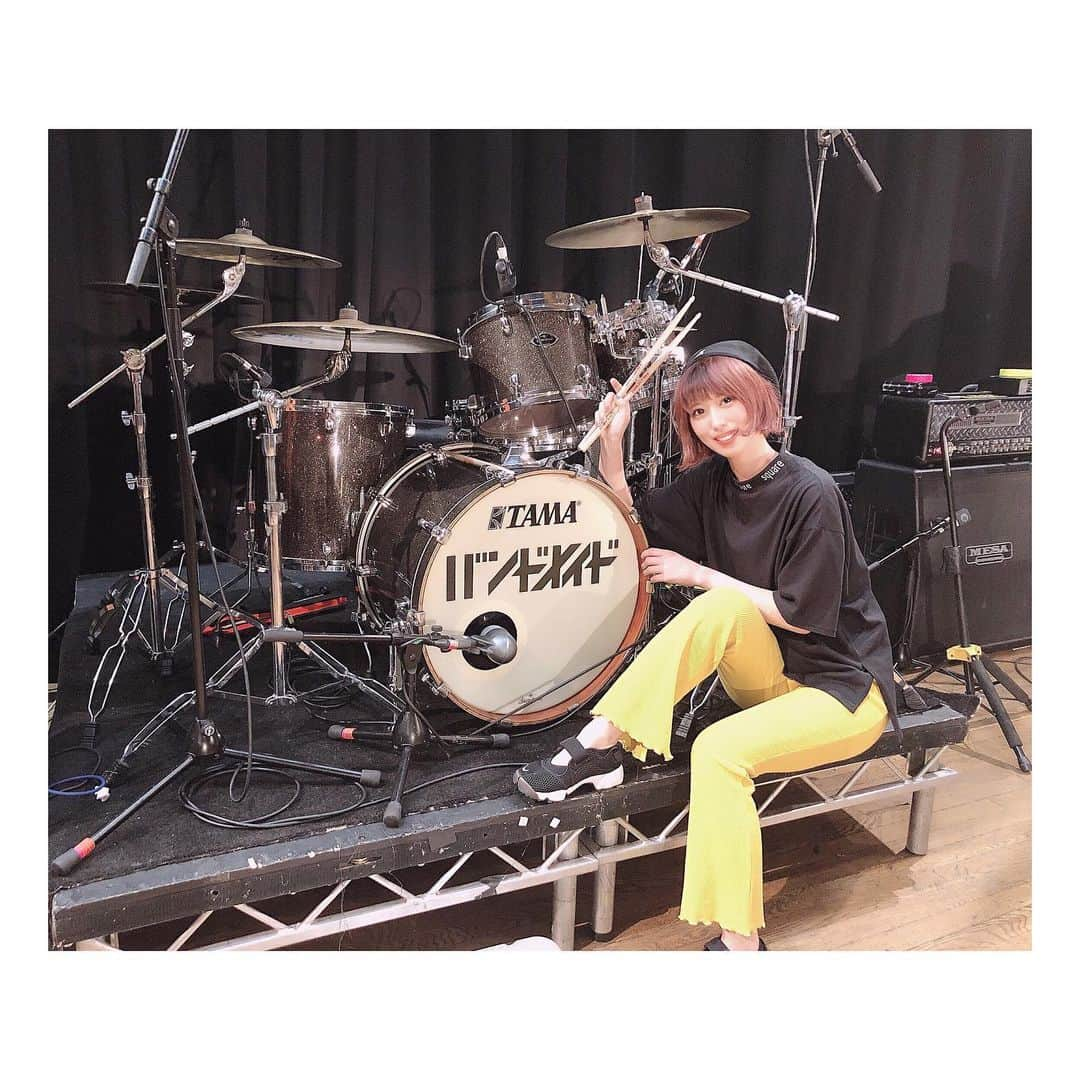 廣瀬茜さんのインスタグラム写真 - (廣瀬茜Instagram)「【WORLD TOUR🌏】 BAND-MAID WORLD DOMINATION TOUR 2019【激動】~gekidou~  ワールドツアー始まりました✈︎ ヨーロッパからスタート🇬🇧🇫🇷🇩🇪 .  ワールドツアー仕様のドラムセットが最高🥁✨カタカナロゴ可愛い♡ . バスドラのヘッドは、テックのだいちゃんが作ってくれたよ☺︎ だいちゃんいつもありがとう♪ . ヨーロッパツアーは、この相棒と共に頑張ります🔥 . #bandmaid #worldtour #gekidou #tama #wincent」6月24日 18時37分 - akane_bandmaid