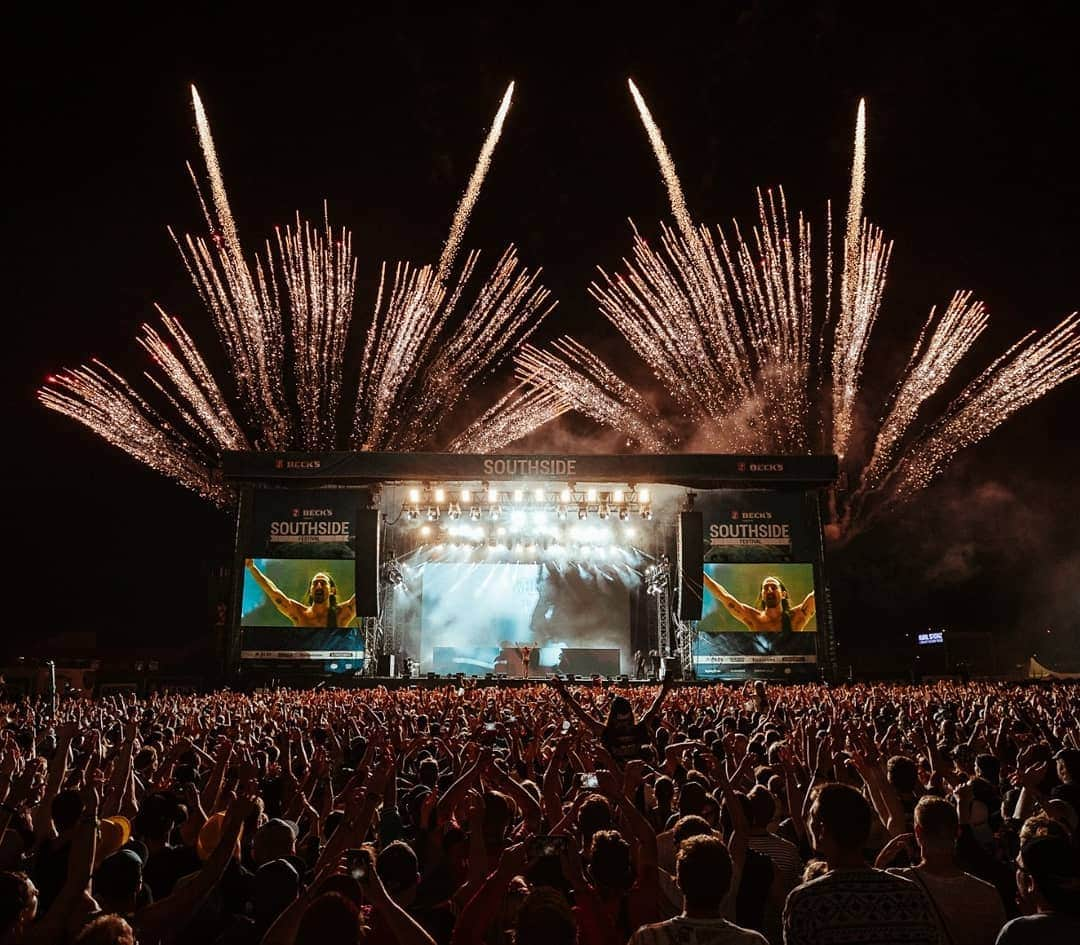 スティーヴ・アオキさんのインスタグラム写真 - (スティーヴ・アオキInstagram)「German crowds are so fucking amazing! The real question is who goes harder the north or the south??Thank u @southsidefestival 🇩🇪🇩🇪🇩🇪」6月24日 18時51分 - steveaoki