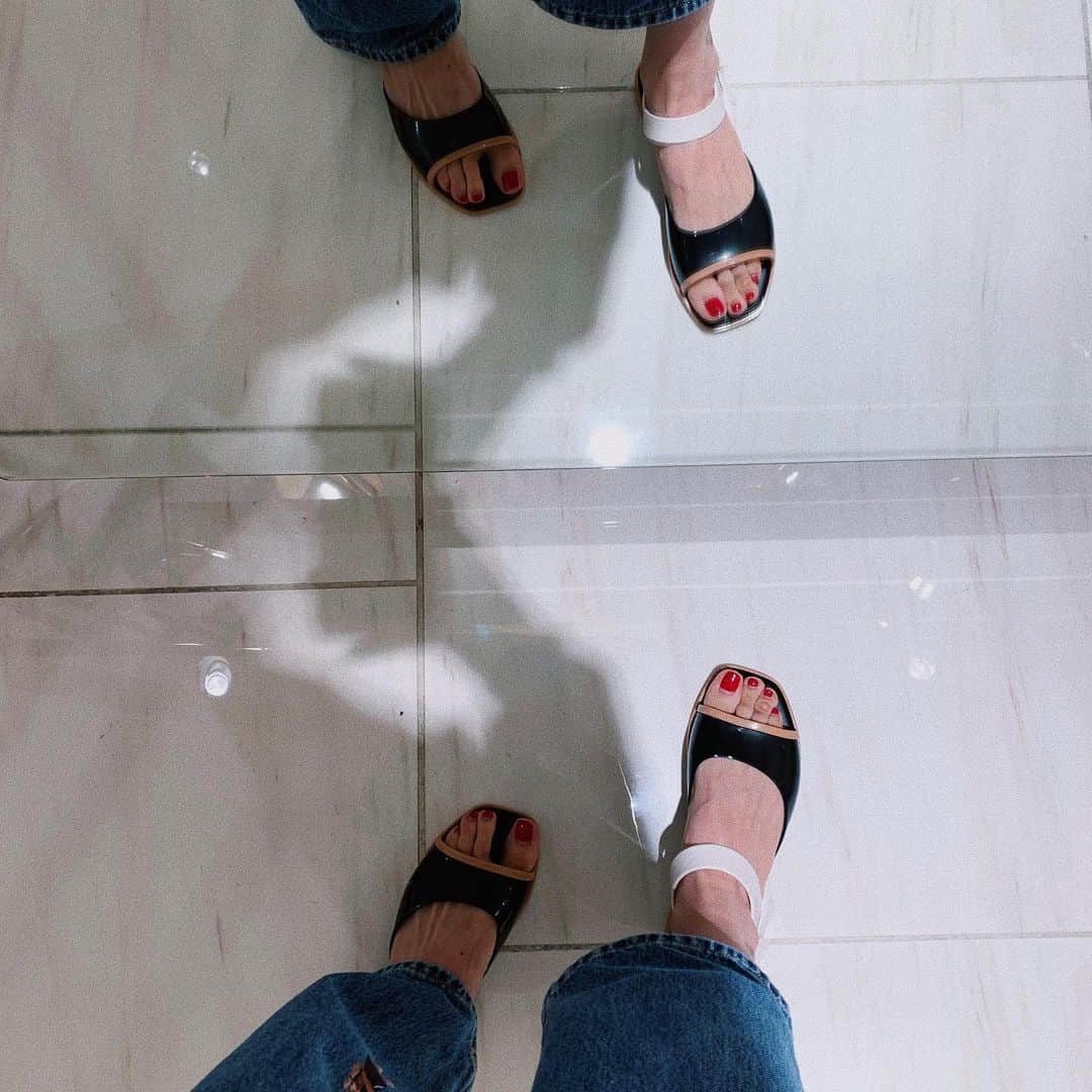 のインスタグラム：「👠 . 新宿伊勢丹 2F婦人靴売り場で25日まで行われている @melissashoesjapan のPOP UPへ！ . 雨の日もザクザク歩けて、 とにかく歩きやすく、どれもデザインが大好き☺️💯 履いている黒のサンダルをgetしてきたよ！ . あーーーやっぱりやっぱり可愛いわ、 メリッサ先輩...！！！！(謎の先輩w) . . #melissa #melissashoes #isetan #sandals #fashion #denim #accessories #newshoes」